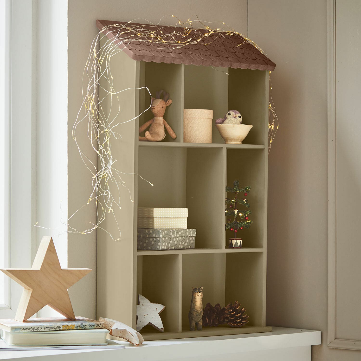 Étagère murale Zerith Étagère en forme de maison en bois olive avec décorations de Noël et guirlande lumineuse LED