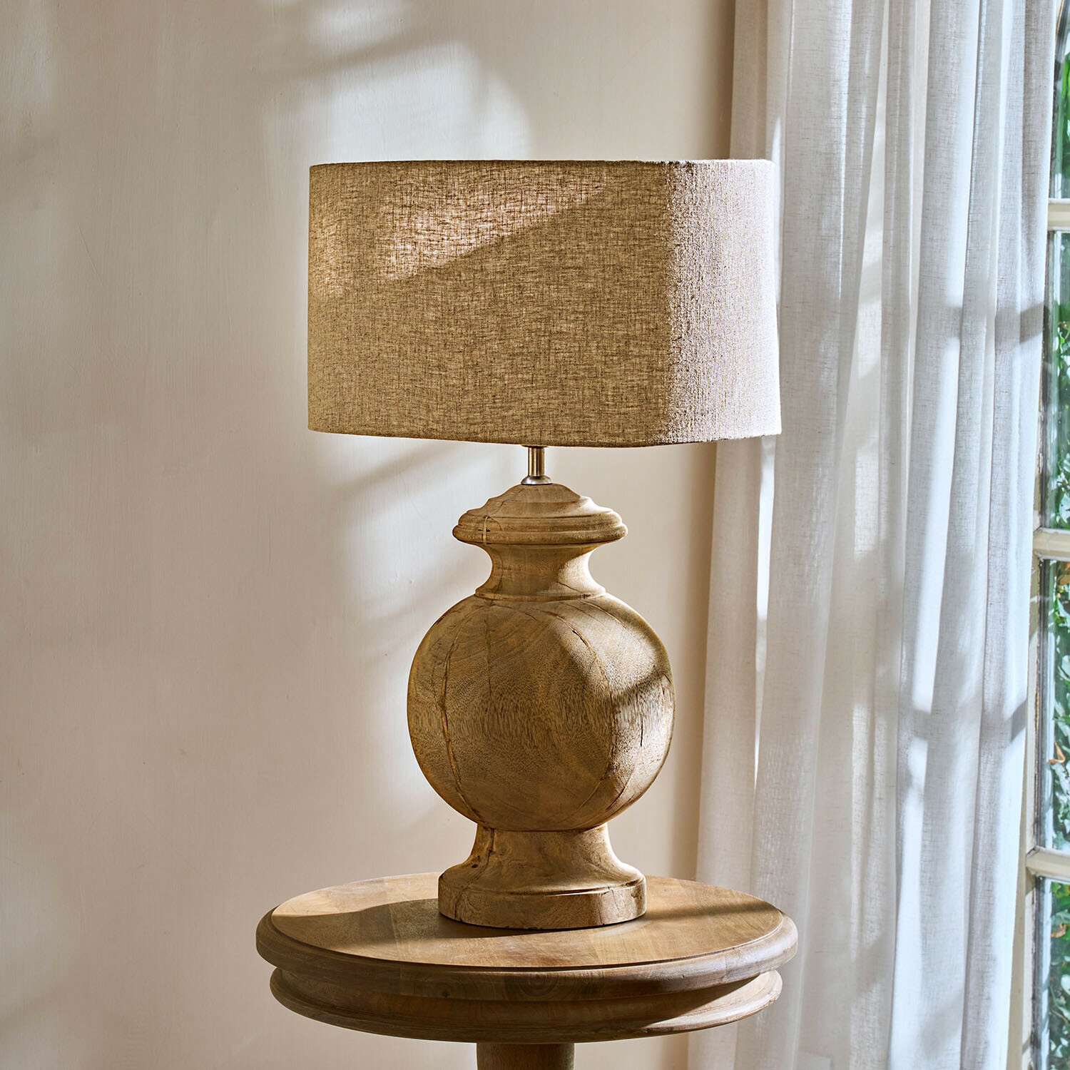 Lampe de table avec base en bois et abat-jour beige, décoration intérieure en matériaux naturels