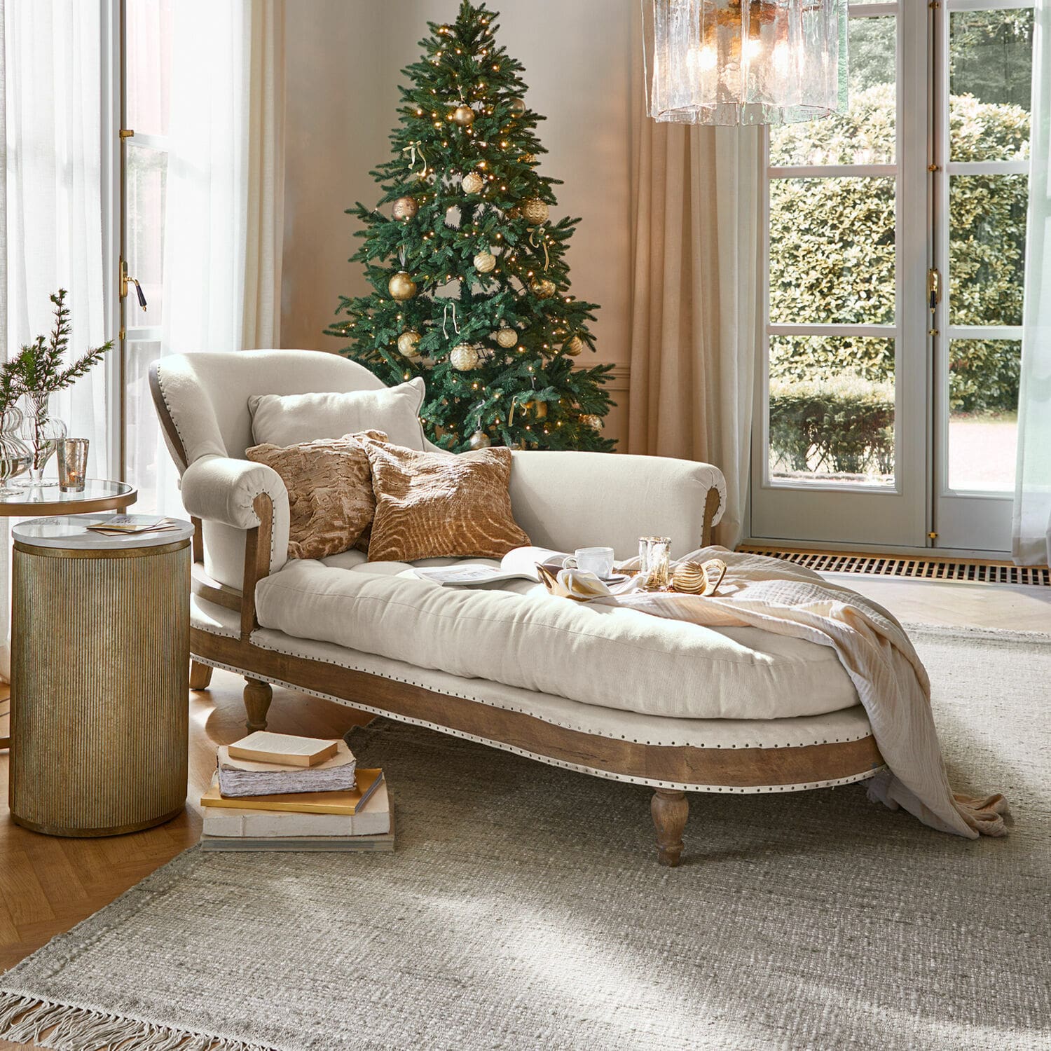 Chaise longue Queyranne Beige ligstoel met houten frame en zachte kussens in gezellige woonkamer met kerstboom