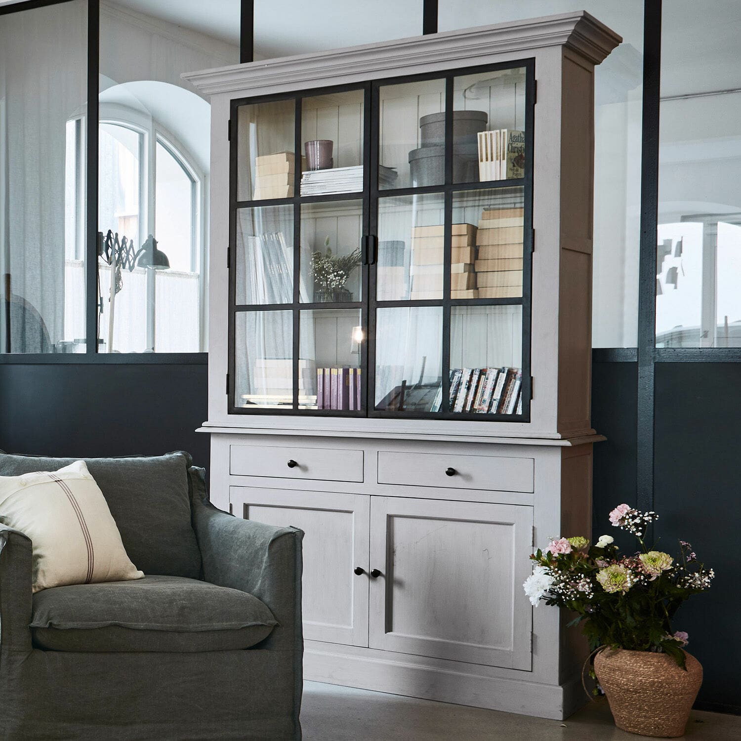 Kast Chamnery Witte houten vitrinekast met glazen deuren en lades in moderne woonkamer
