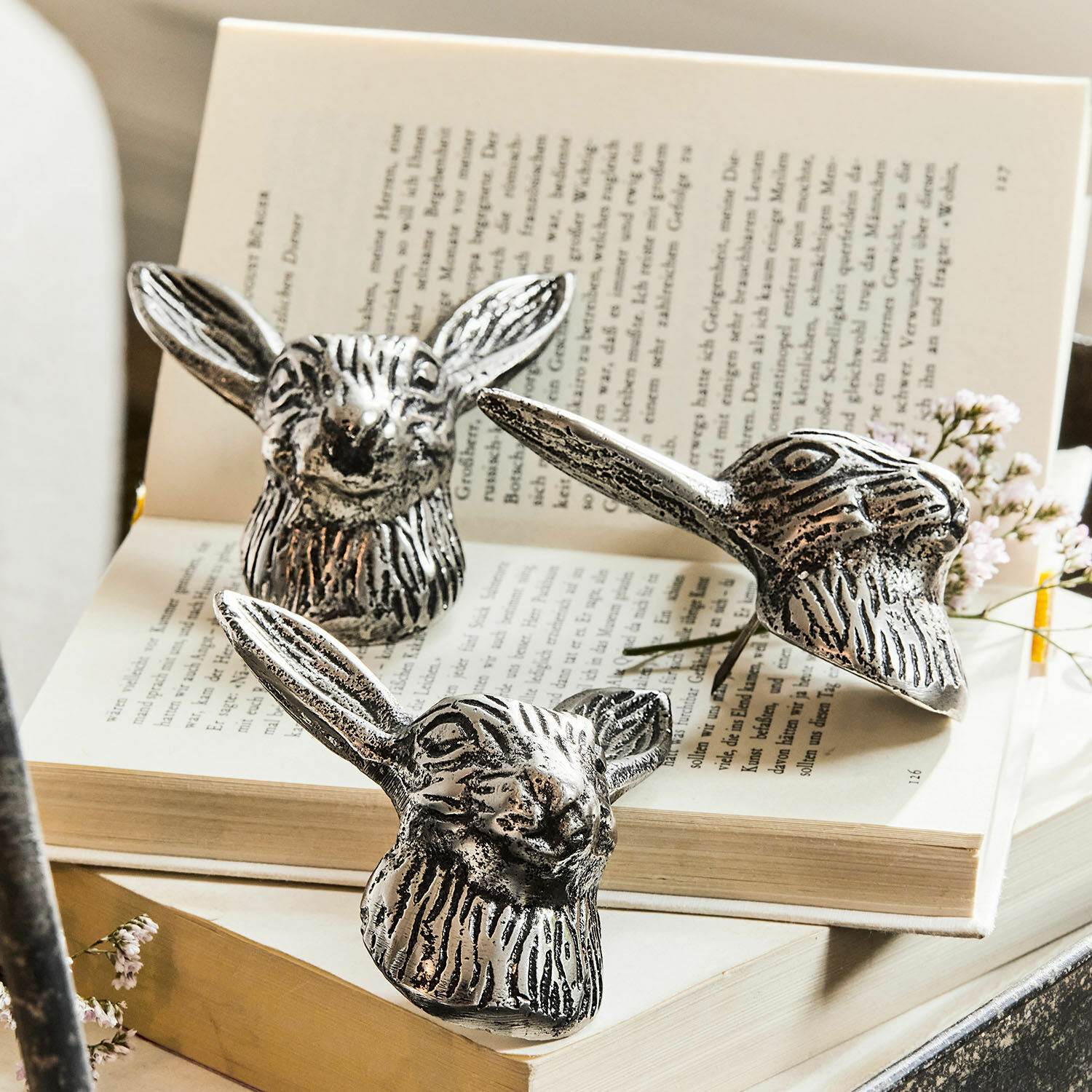 Sierpin set van 3 Gimont Drie zilverkleurige metalen decoraties in de vorm van konijnenhoofden op een open boek, interieurdecoratie