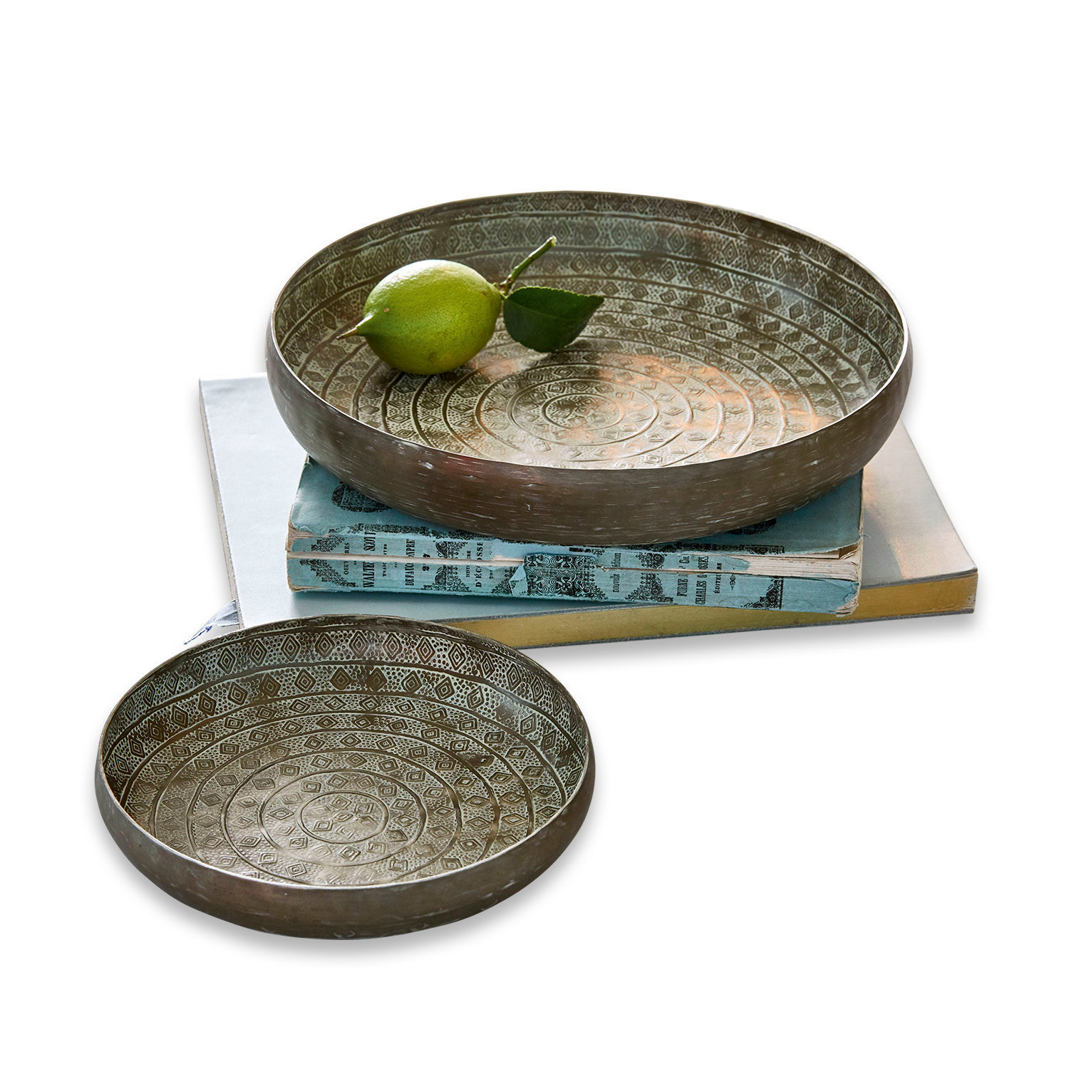Schaal set van 2 Birse Set van twee metalen kommen met decoratief patroon in antiek zilver op boeken