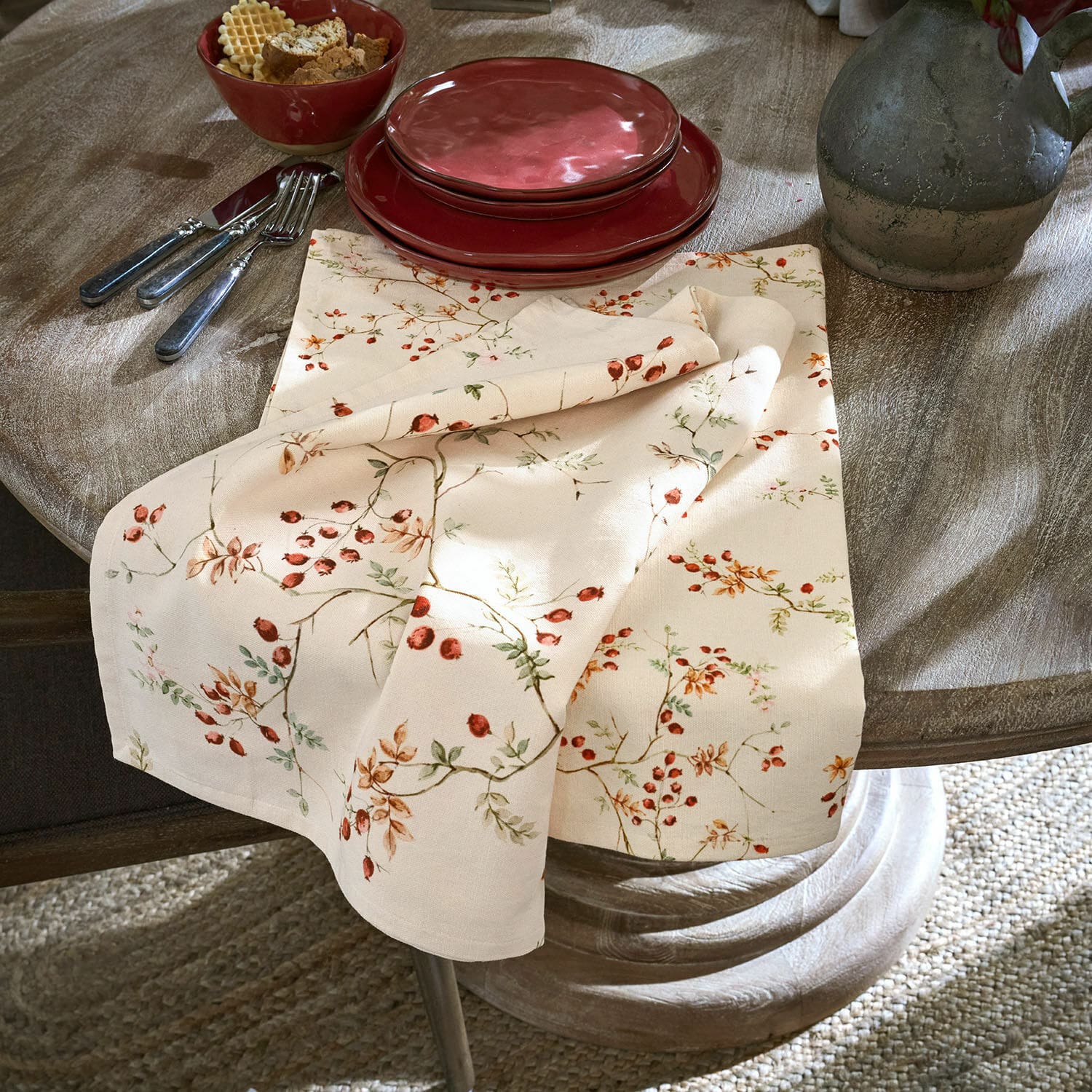 Lot de 2 torchons Mauriac Nappe en lin crème avec motif de baies rouges et orange sur une table en bois rustique