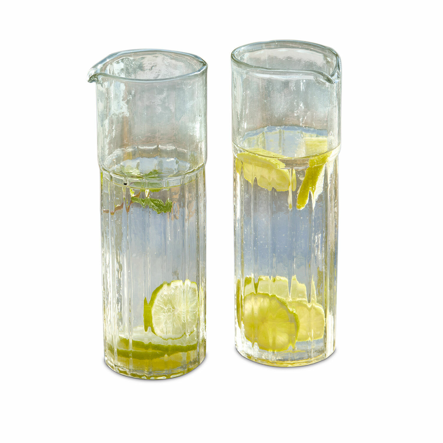 Lot de 2 carafes Roseville Deux carafes en verre transparent avec eau et tranches de citron, parfaites pour servir des boissons.
