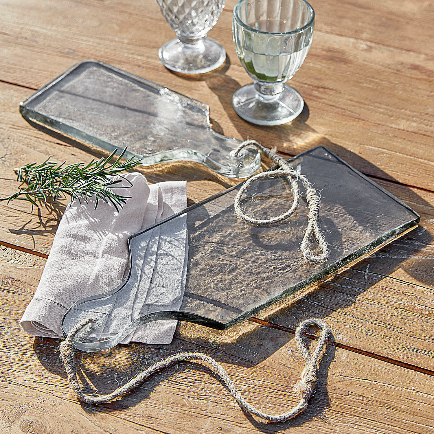 Snijplank set van 2 Arous Transparant glazen snijplank met touw op houten tafel met servet en rozemarijntakje