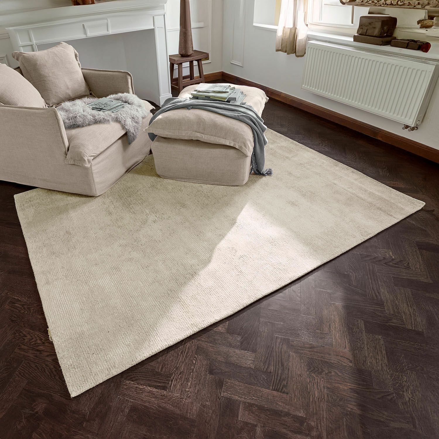Vloerkleed Zaniyah Beige vloerkleed van zacht materiaal op donkere houten vloer in gezellige woonkamer