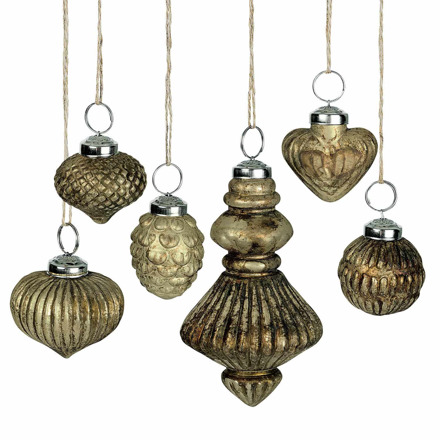 Set van zes gouden kerstversieringen met verschillende texturen en vormen voor feestelijke decoratie