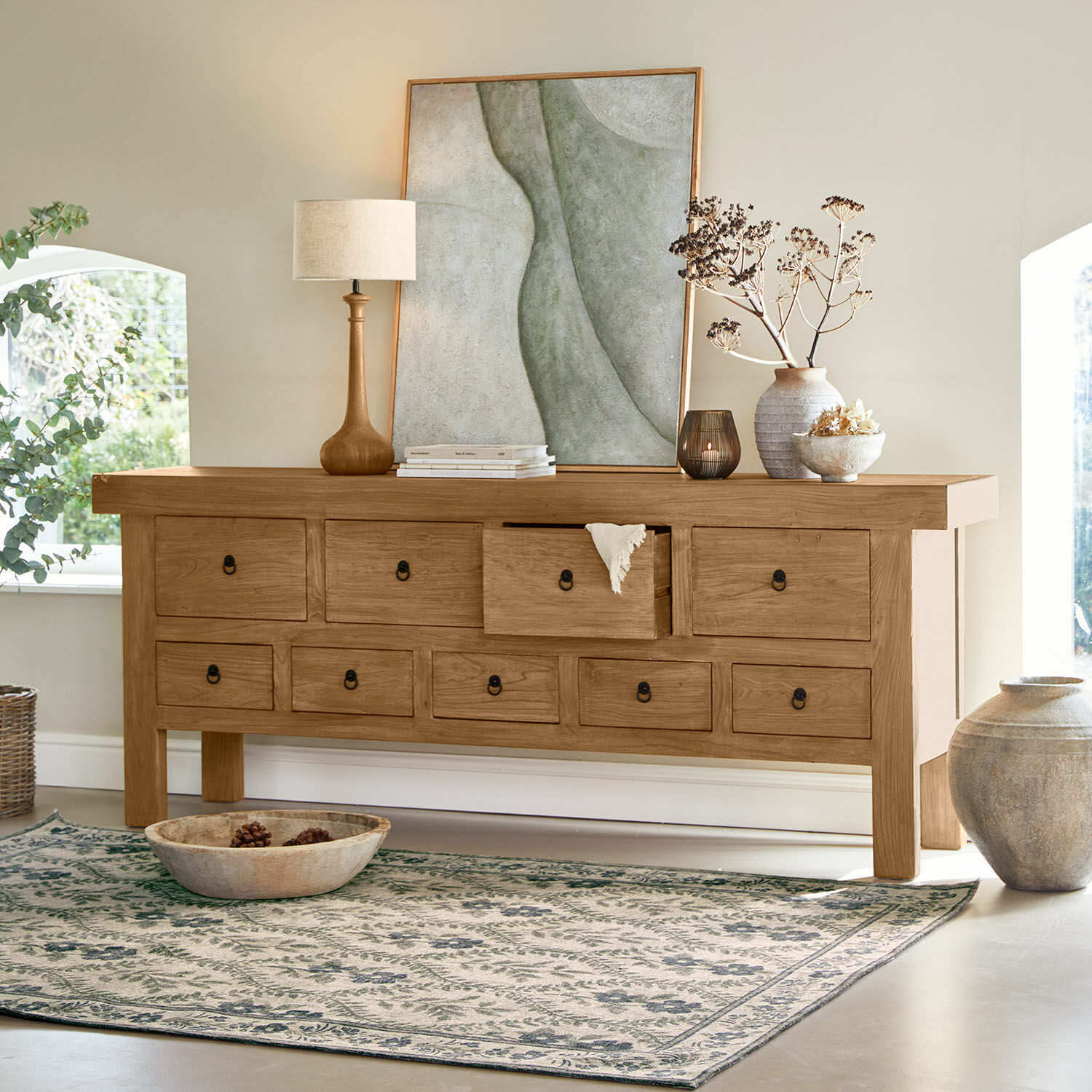 Dressoir Eldonbury Houten dressoir in natuurlijke kleur met meerdere lades, gedecoreerd met lamp en vaas in lichte kamer