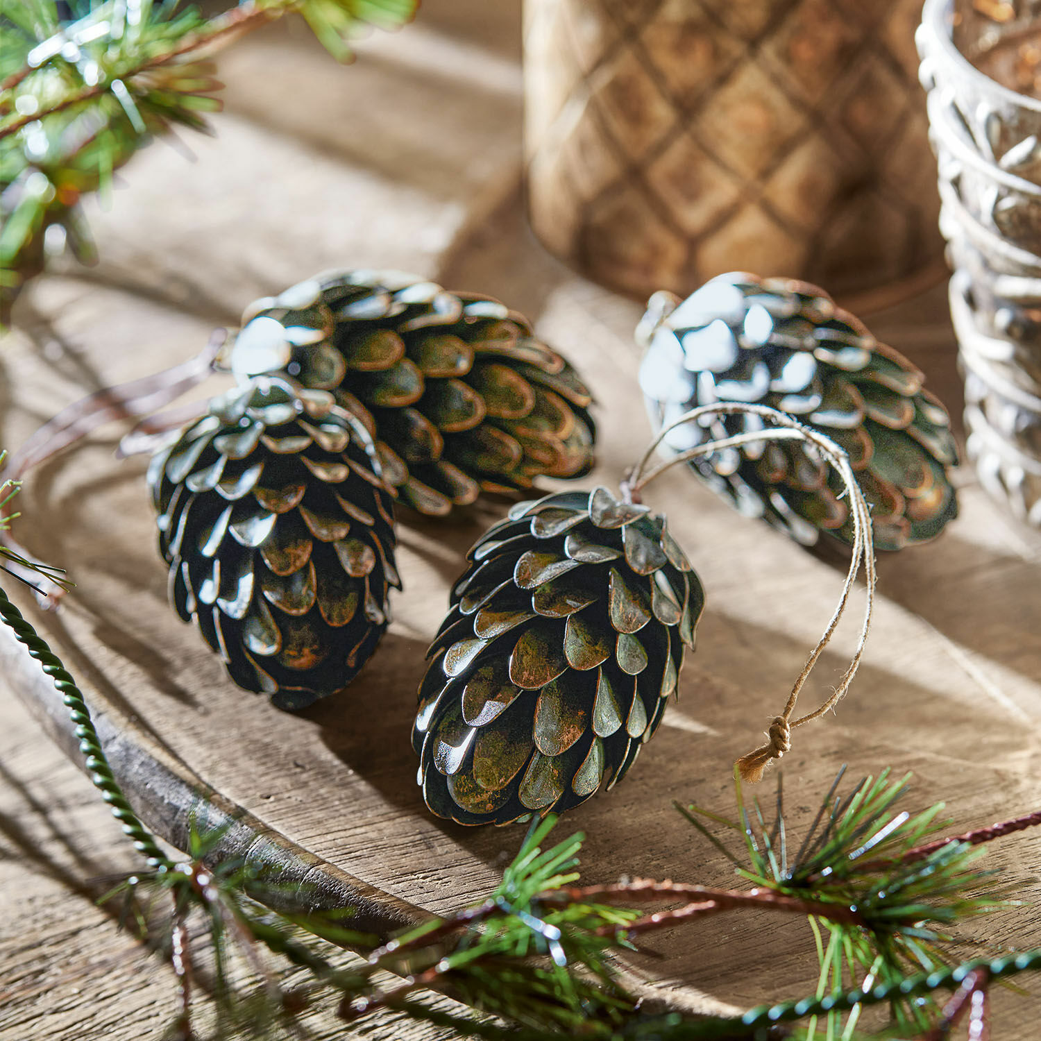 Lot de 4 décorations à suspendre Lonrai Décorations pommes de pin en métal foncé avec cordelette pour décoration de Noël