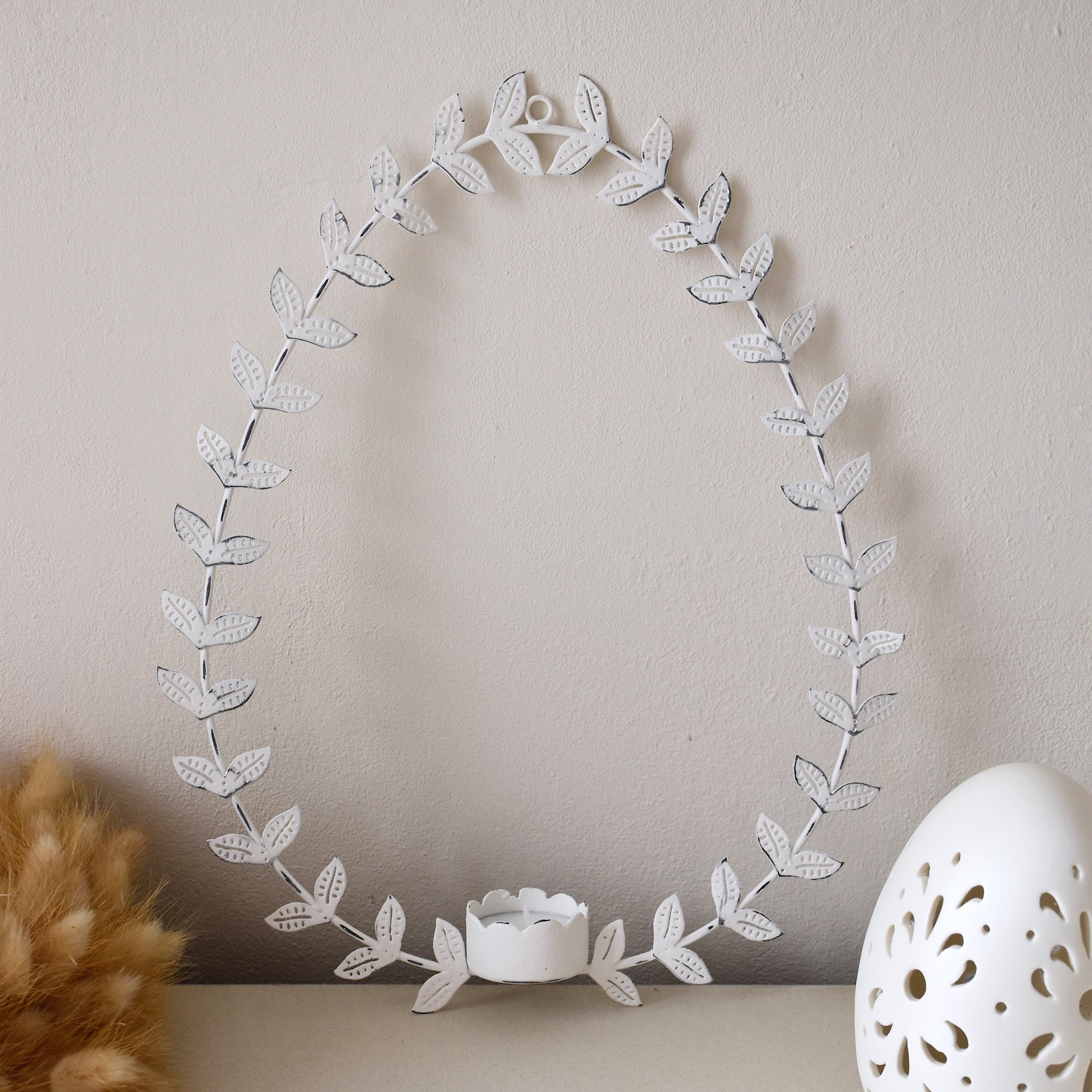 Bougeoir en métal blanc en forme d'œuf avec feuilles, décoration de Pâques pour intérieur