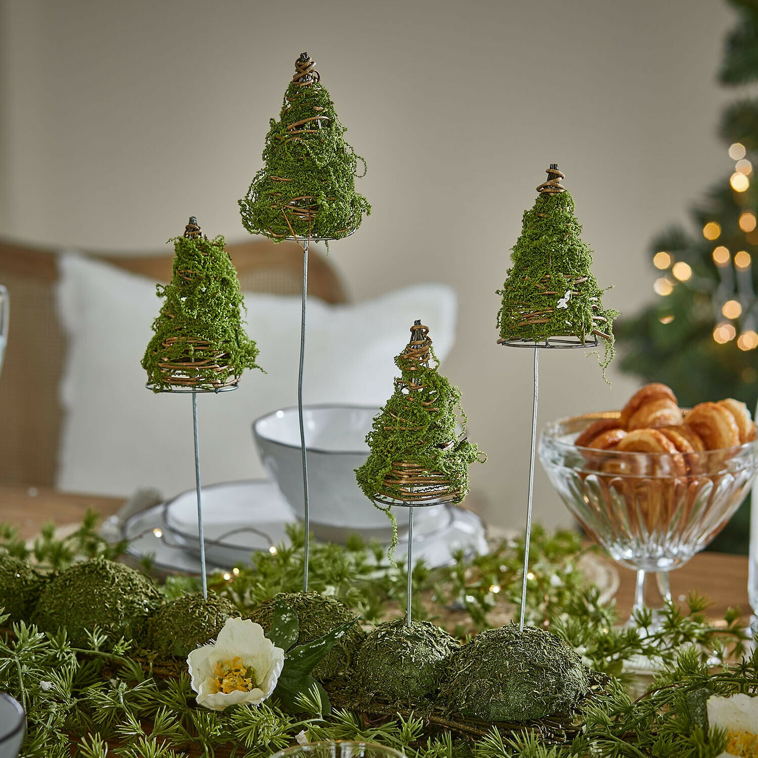 Decoratieve boom set van 4 Cassiola Tafeldecoratie met groene mosbomen op metalen standaards in feestelijke sfeer