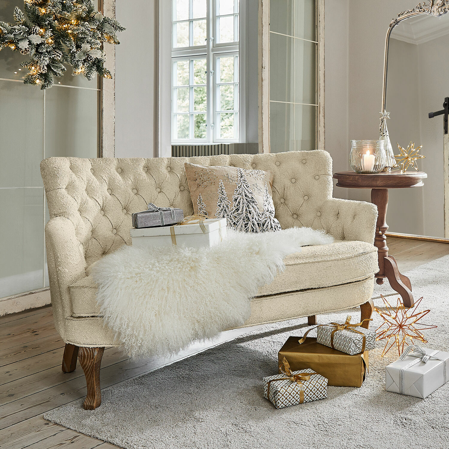 Bank Calgary Beige gestoffeerde bank met houten poten, sierkussen en schapenvacht, kerstdecoraties