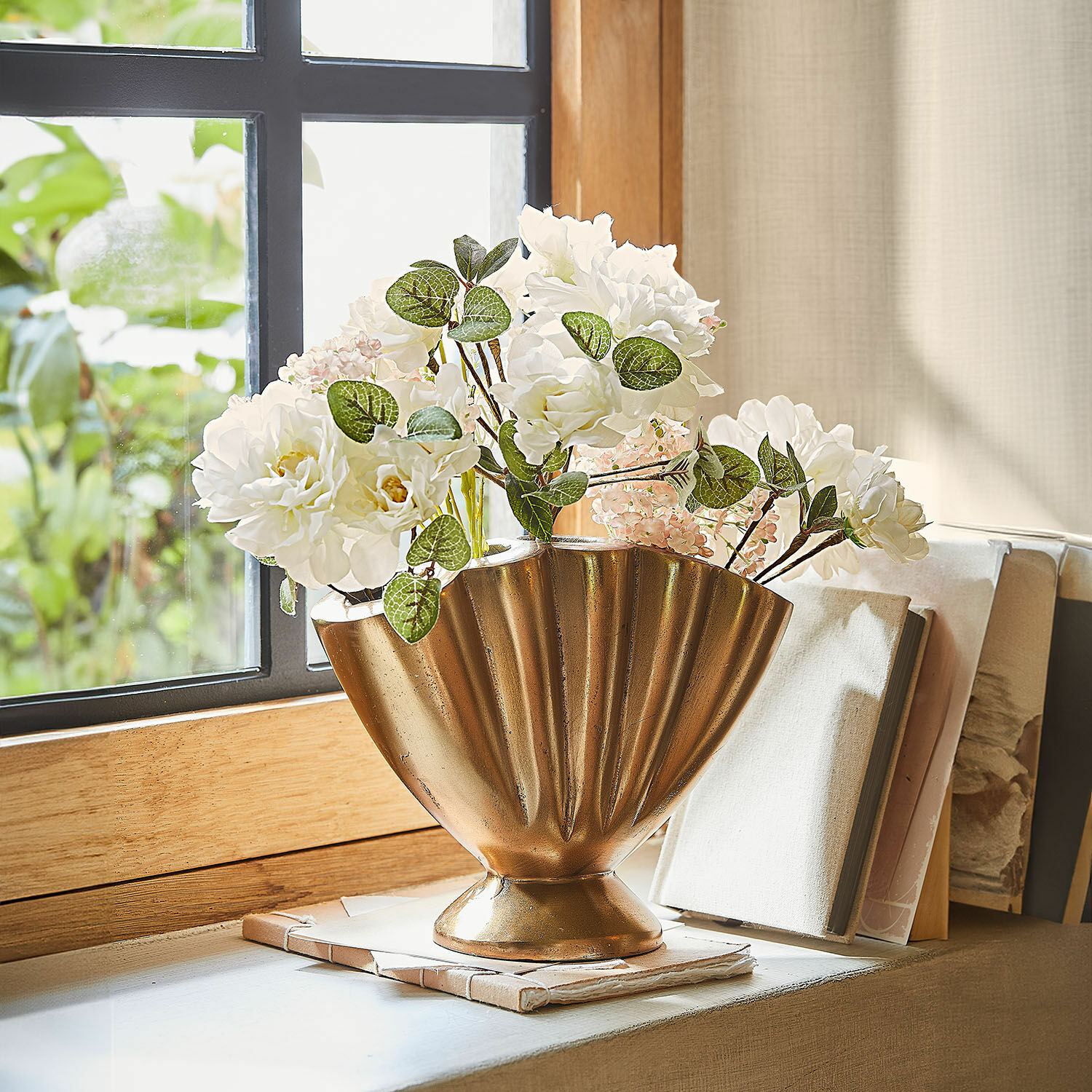 Vaas Chavelot Gouden metalen decoratieve vaas met witte bloemen op vensterbank, interieurdecoratie