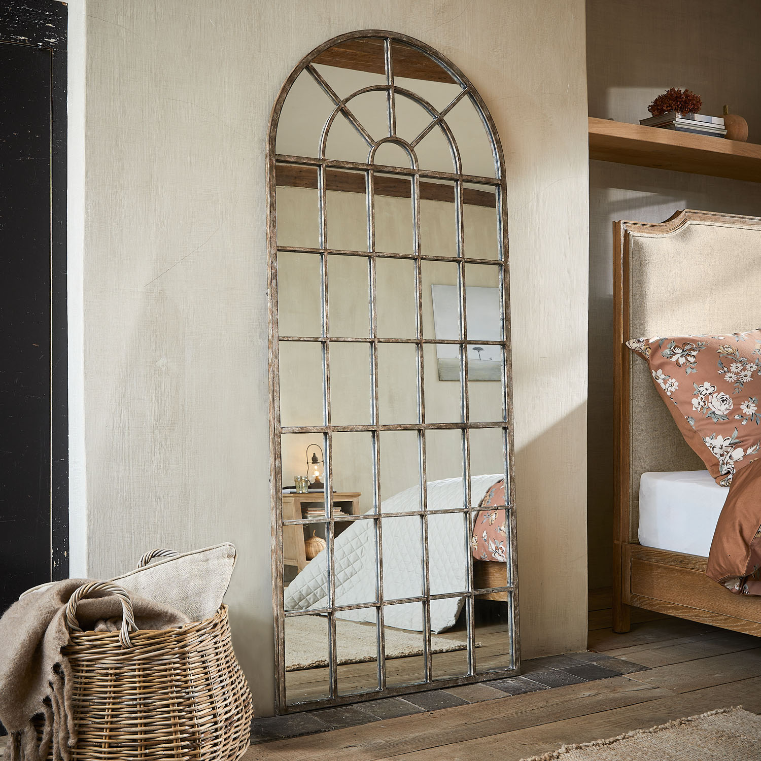 Grand miroir sur pied avec cadre en métal vieilli brun, style vintage pour décoration de chambre