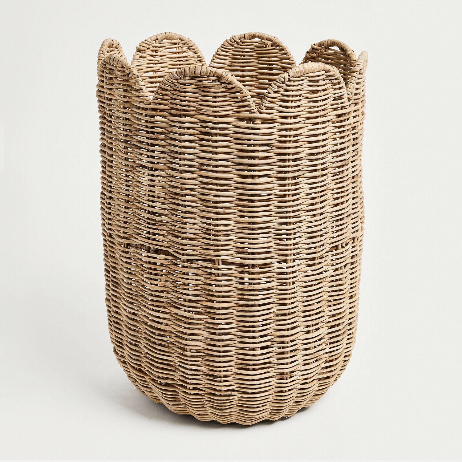 Panier rond en rotin naturel avec bord ondulé pour rangement décoratif et pratique
