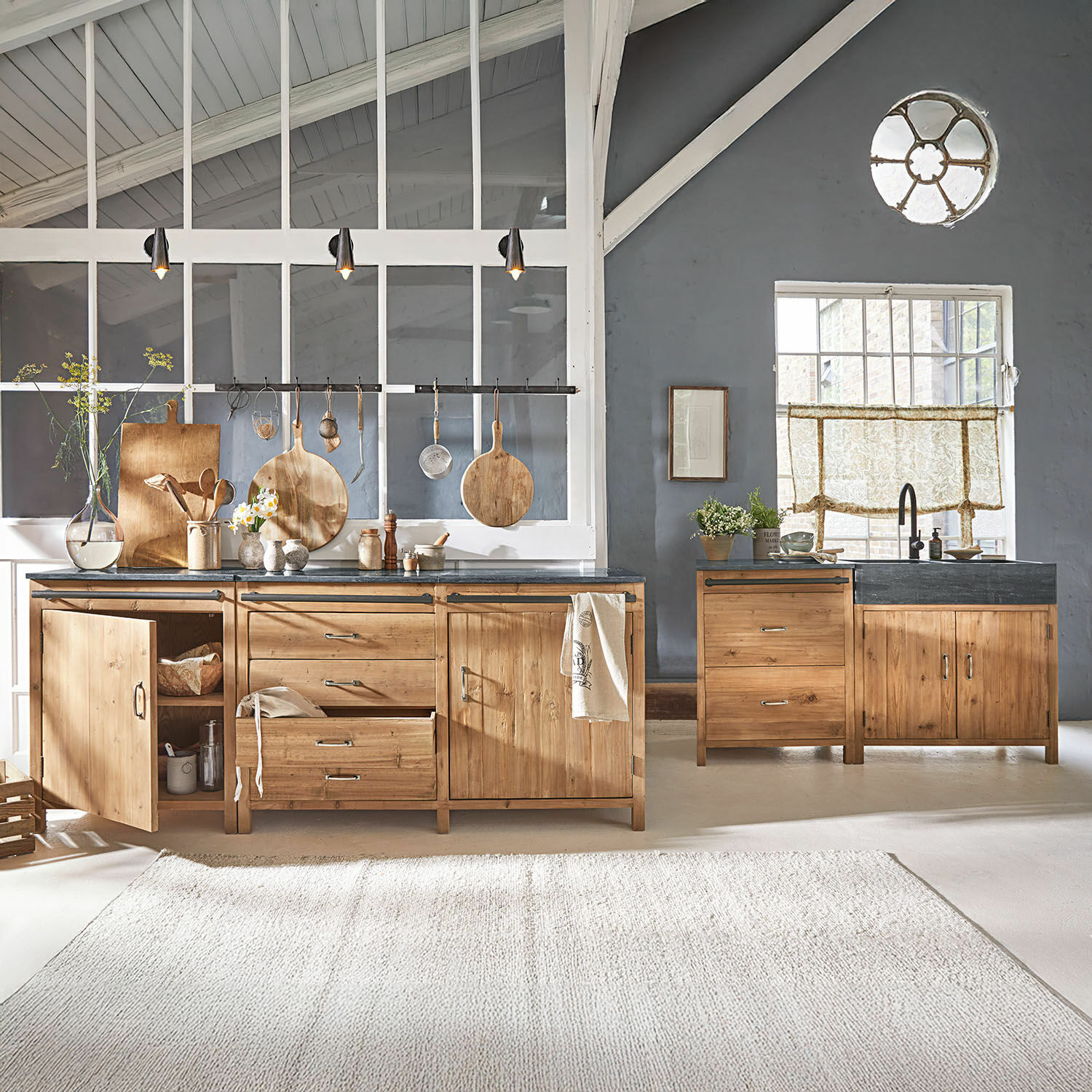 Keukenkast set van 4 Sunnybrook Keuken met houten kasten en zwart werkblad in lichte, moderne ruimte met grote ramen