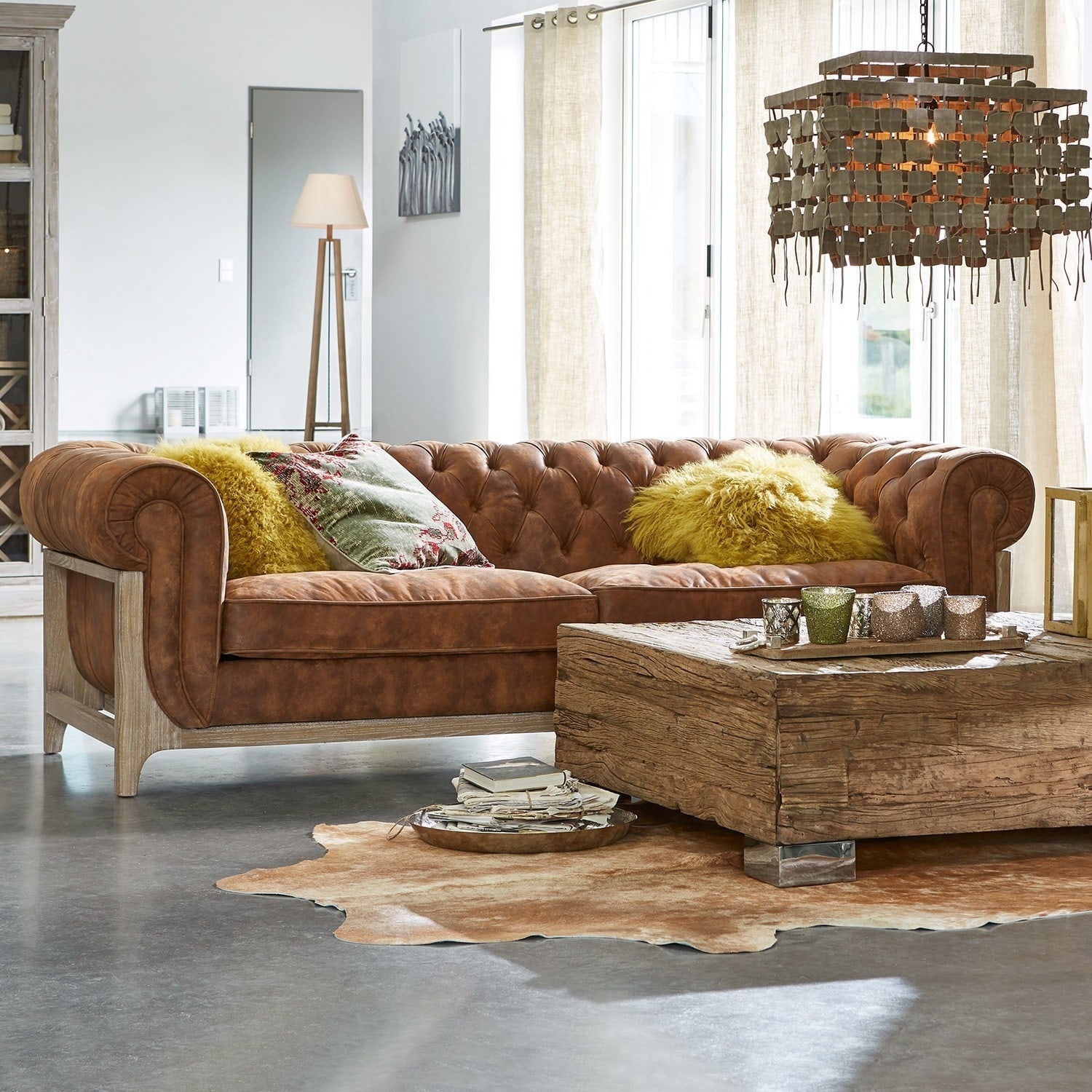 Bank Swansboro Bruine Chesterfield leren bank met houten frame en gele kussens in moderne woonkamer