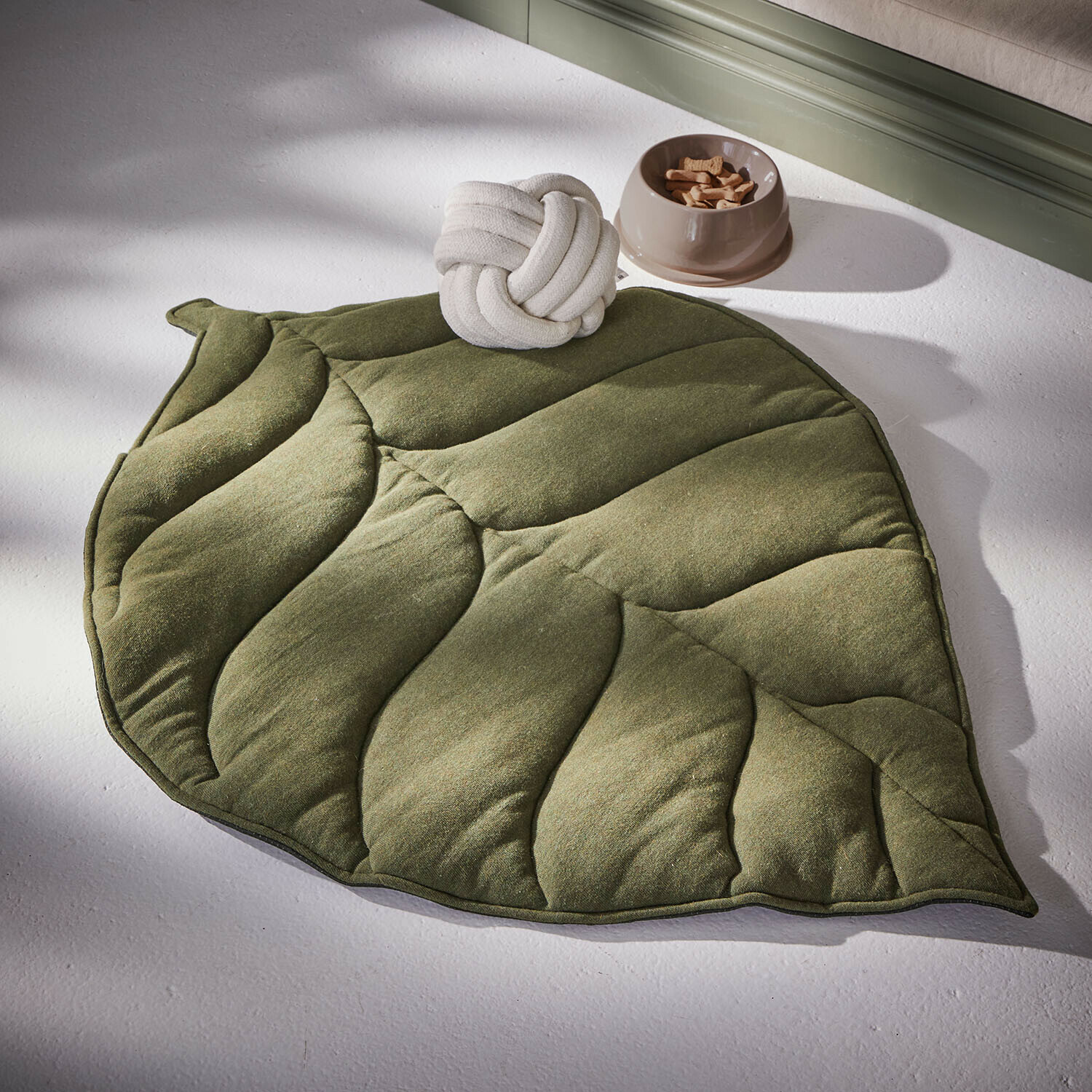 Tapis pour animaux Keirena Coussin vert en forme de feuille en tissu doux avec bol à friandises et jouet pour chien à côté