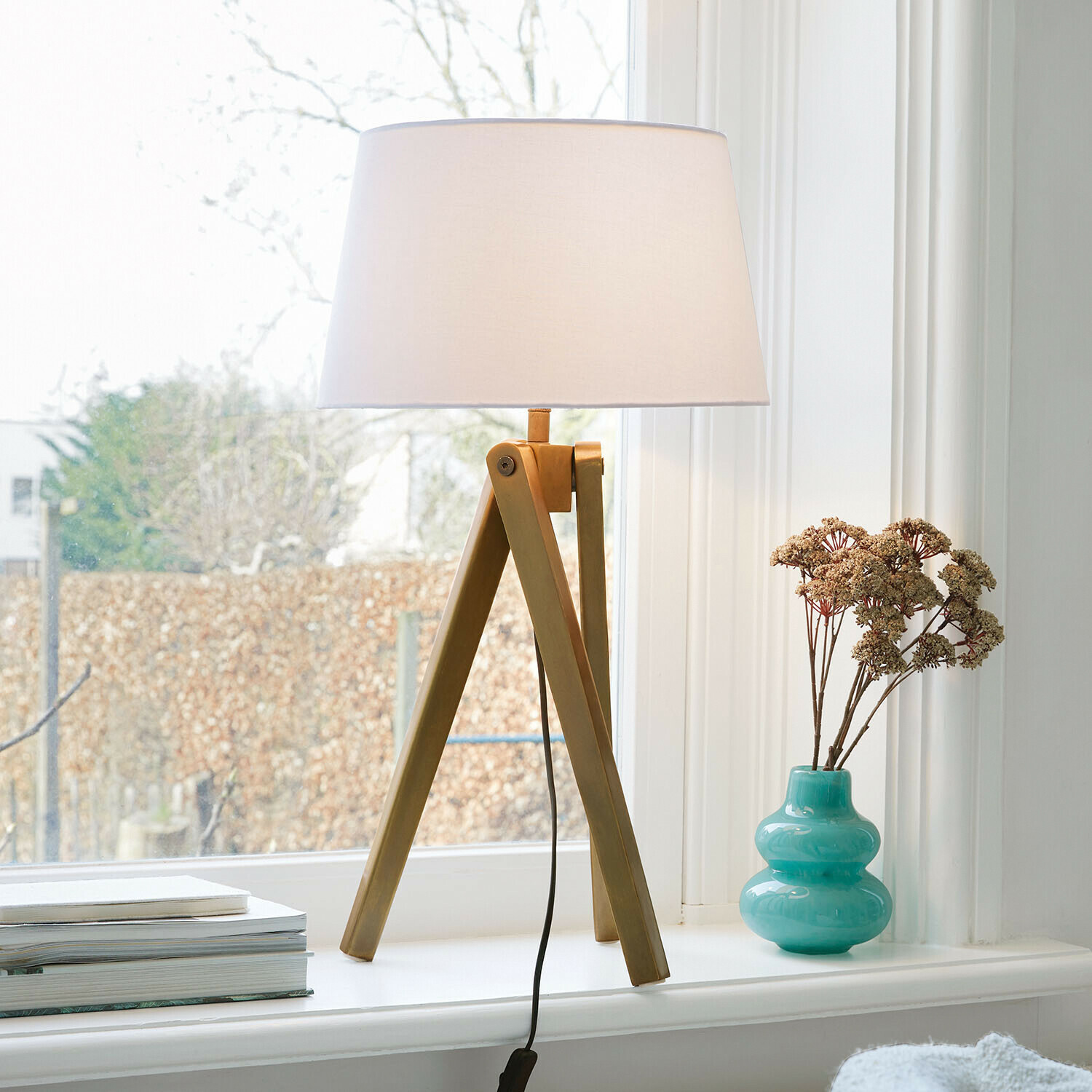 Tafellamp Kelvio Tafellamp met houten voet en witte kap op vensterbank naast turquoise vaas