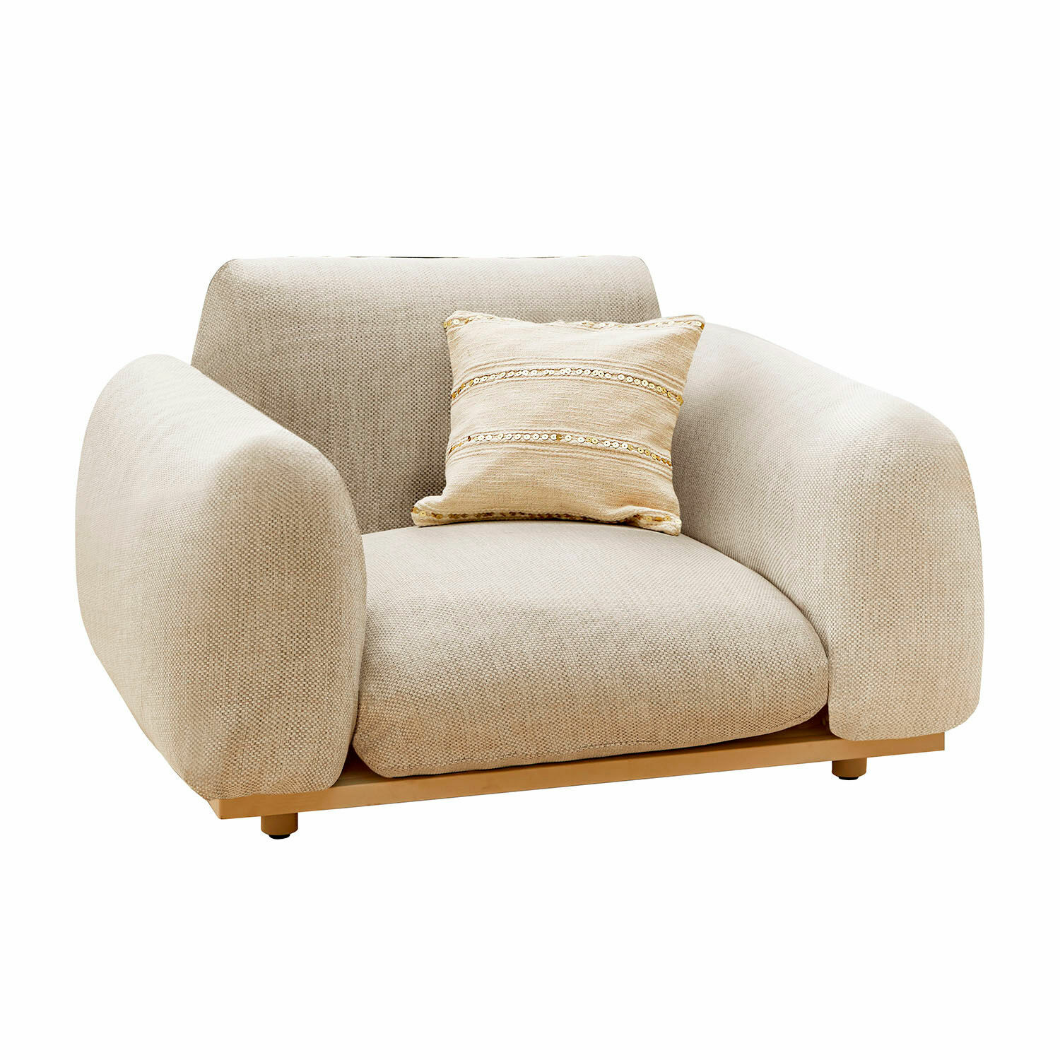 Loungestoel Savinard Beige fauteuil van zachte stof met sierkussen op houten voet voor een gezellige woonkamer