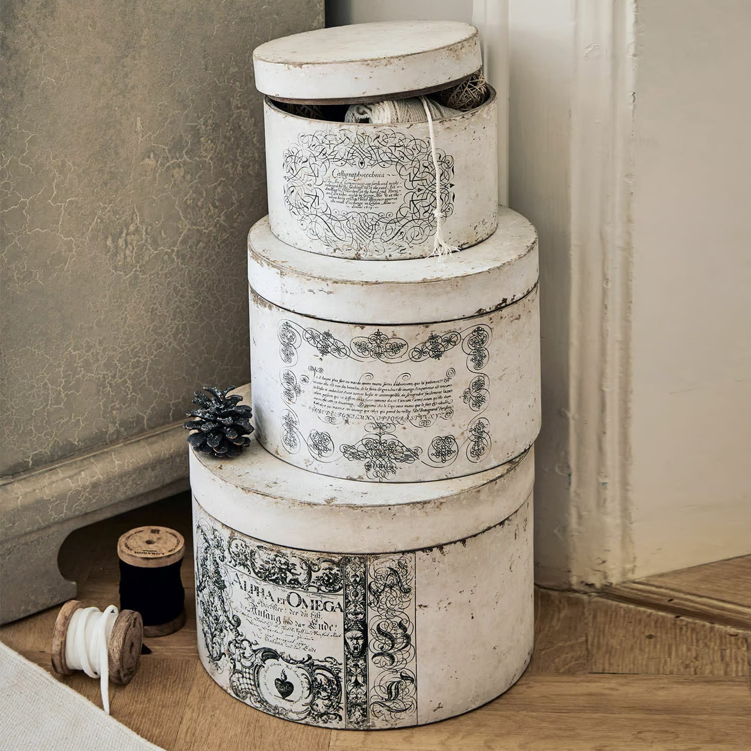 Set van drie ronde vintage papieren dozen in wit met zwarte versieringen voor decoratieve opslag