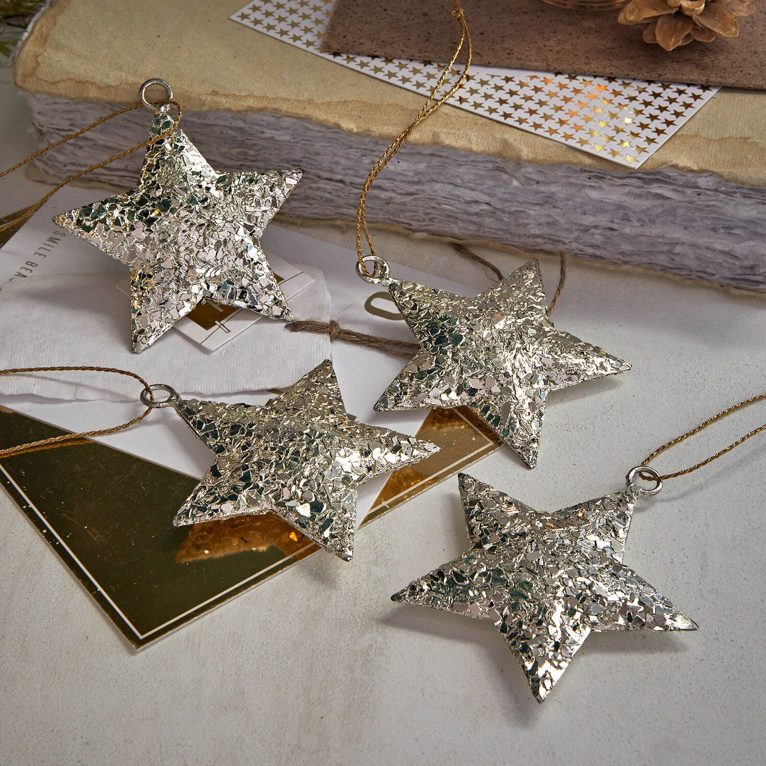 Ensemble de quatre étoiles argentées texturées à suspendre, décoration de Noël brillante