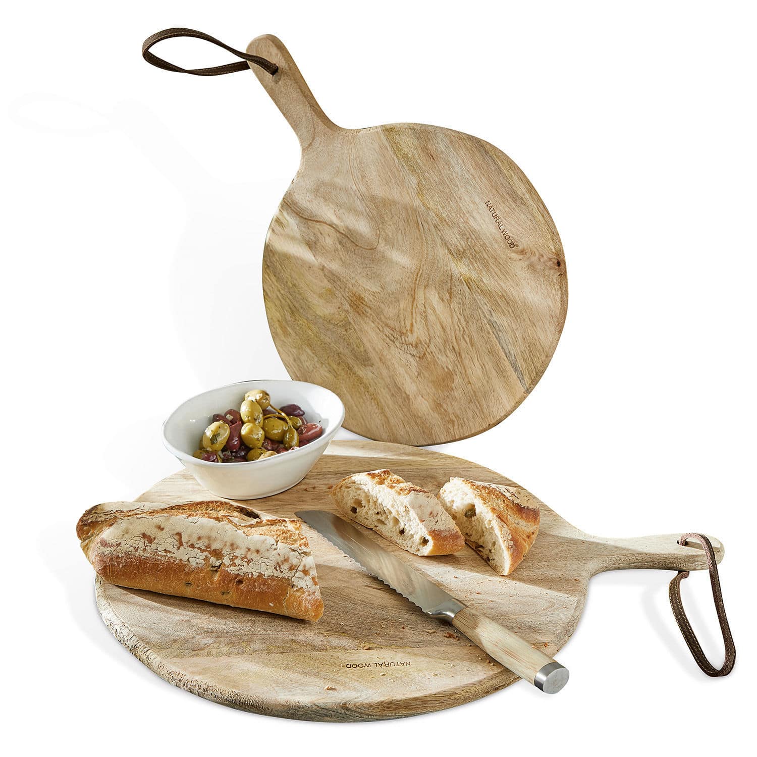 Snijplank set van 2 Nitra Ronde snijplank van natuurlijk hout met handvat, mes, gesneden brood en kom olijven op witte achtergrond