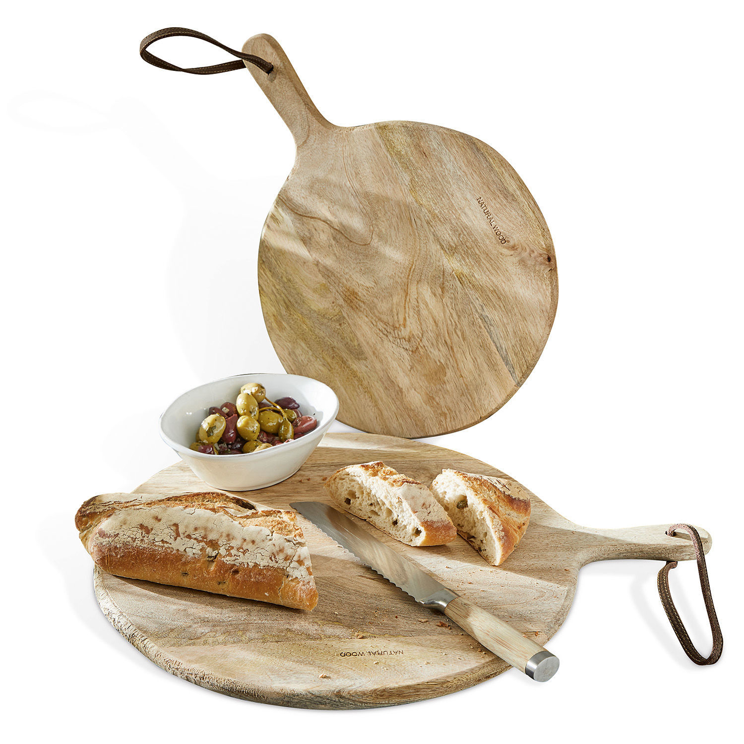 Snijplank set van 2 Nitra Ronde snijplank van natuurlijk hout met handvat, mes, gesneden brood en kom olijven op witte achtergrond