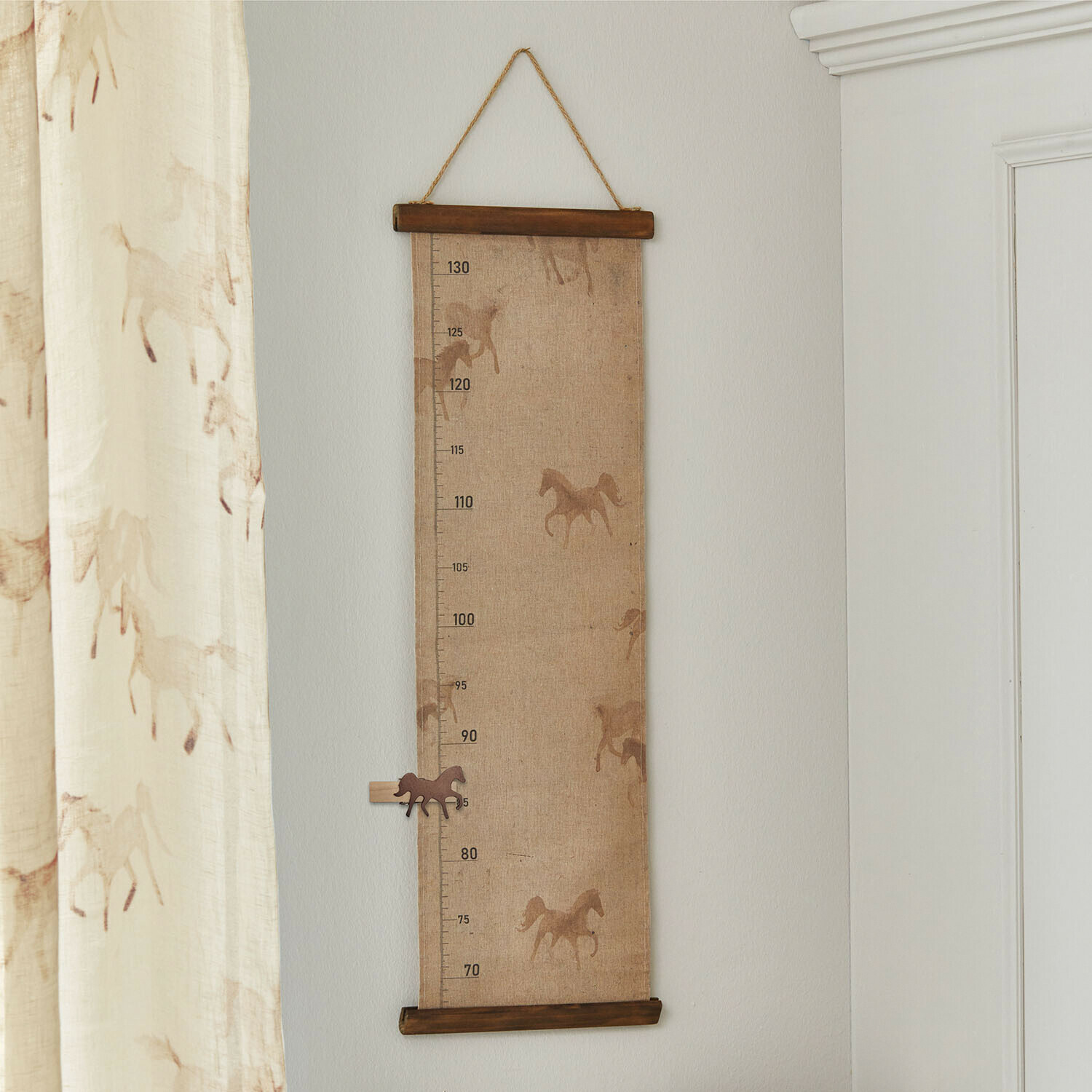 Wanddecoratie Windermay Linnen groeimeter met bruine paardenmotieven, geschikt voor aan de muur in kinderkamers