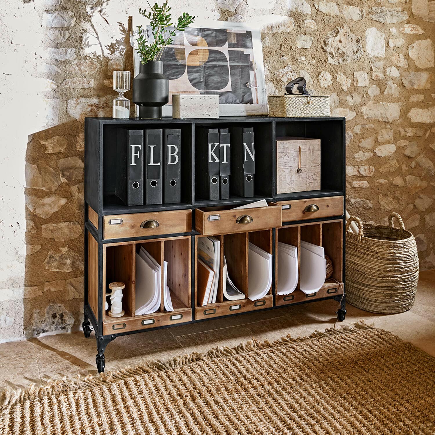 Sideboard Fenwicke Zwarte metalen en houten kast met lades en ordners, industriële stijl voor kantoororganisatie