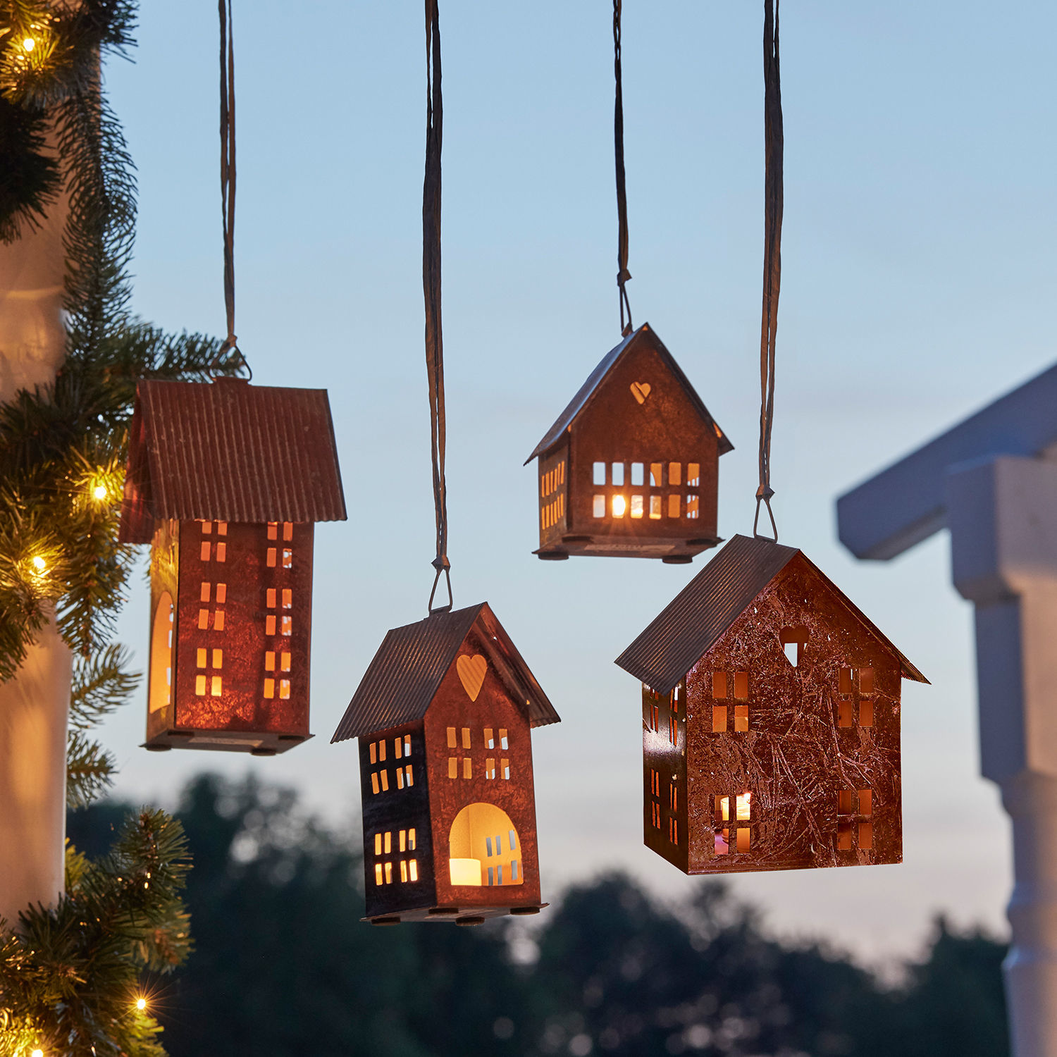 Lantaarn set van 4 Treyford Metalen lantaarns in huisvorm met roestkleur en binnenverlichting, buiten kerstdecoratie