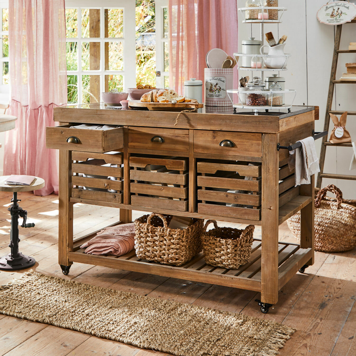 Îlot de cuisine Haddonfield Desserte de cuisine en bois naturel avec tiroirs et paniers, meuble de rangement pratique et rustique