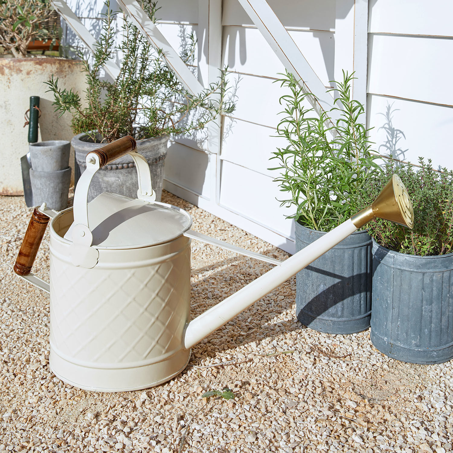 Arrosoir Royo Arrosoir en métal crème avec poignées en bois et embout en laiton pour arroser les plantes de jardin
