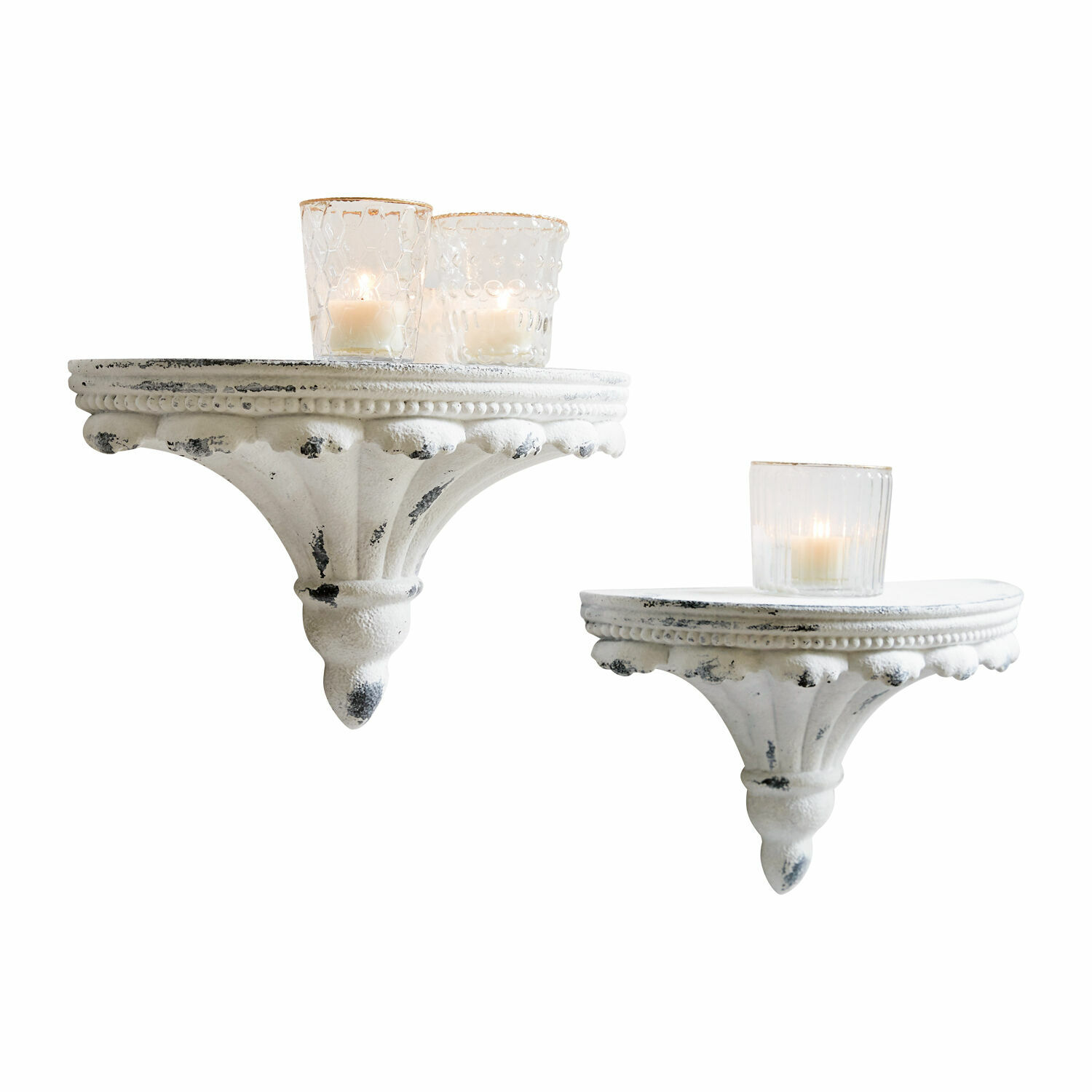 Wandconsole set van 2 Liara Set van twee witte wandplanken van verouderd metaal met decoratieve glazen kaarsenhouders