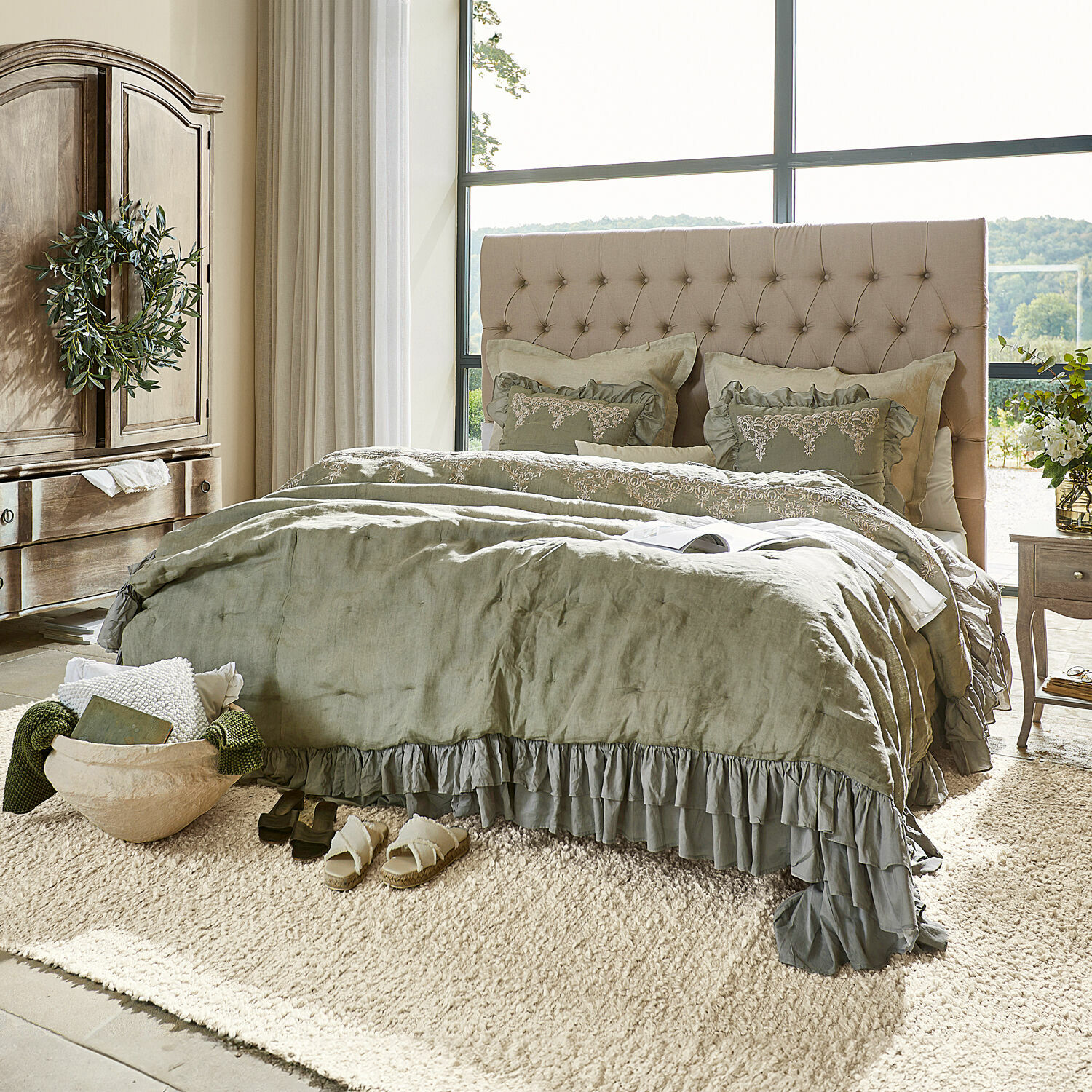 Bed Benton Gezellige slaapkamer met beige gestoffeerd hoofdeinde en groene linnen beddengoed met ruches