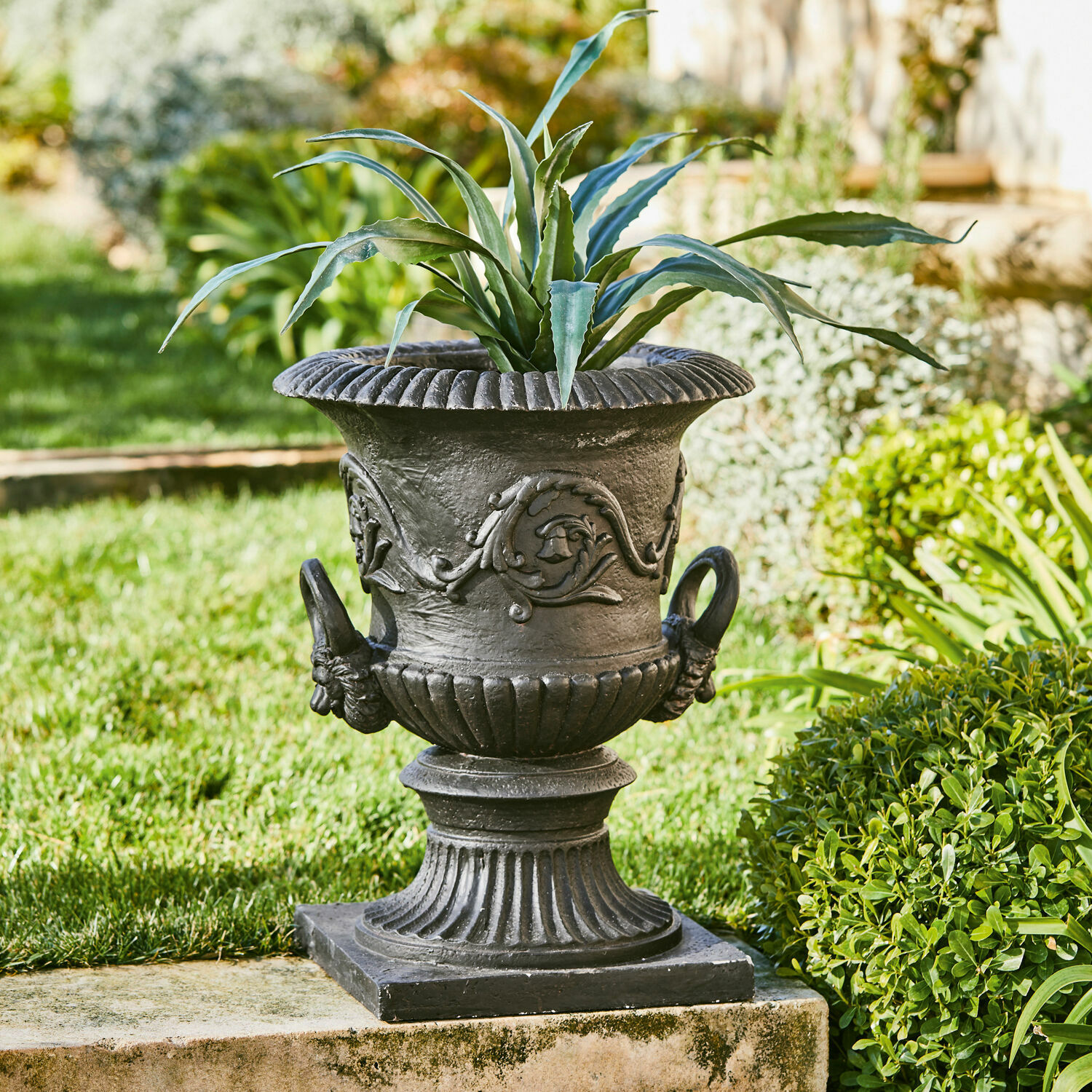 Amfoor Joselyn Zwarte metalen bloempot met decoratief patroon en plant, elegante tuindecoratie