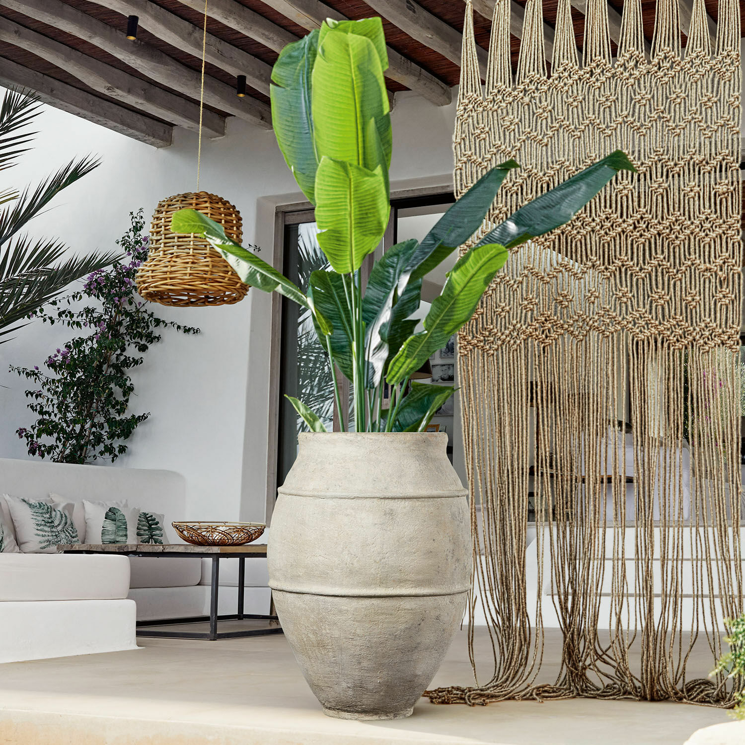 Sierpot Morcote Grote grijze betonnen pot met groene plant in modern interieur met hangende rieten lamp