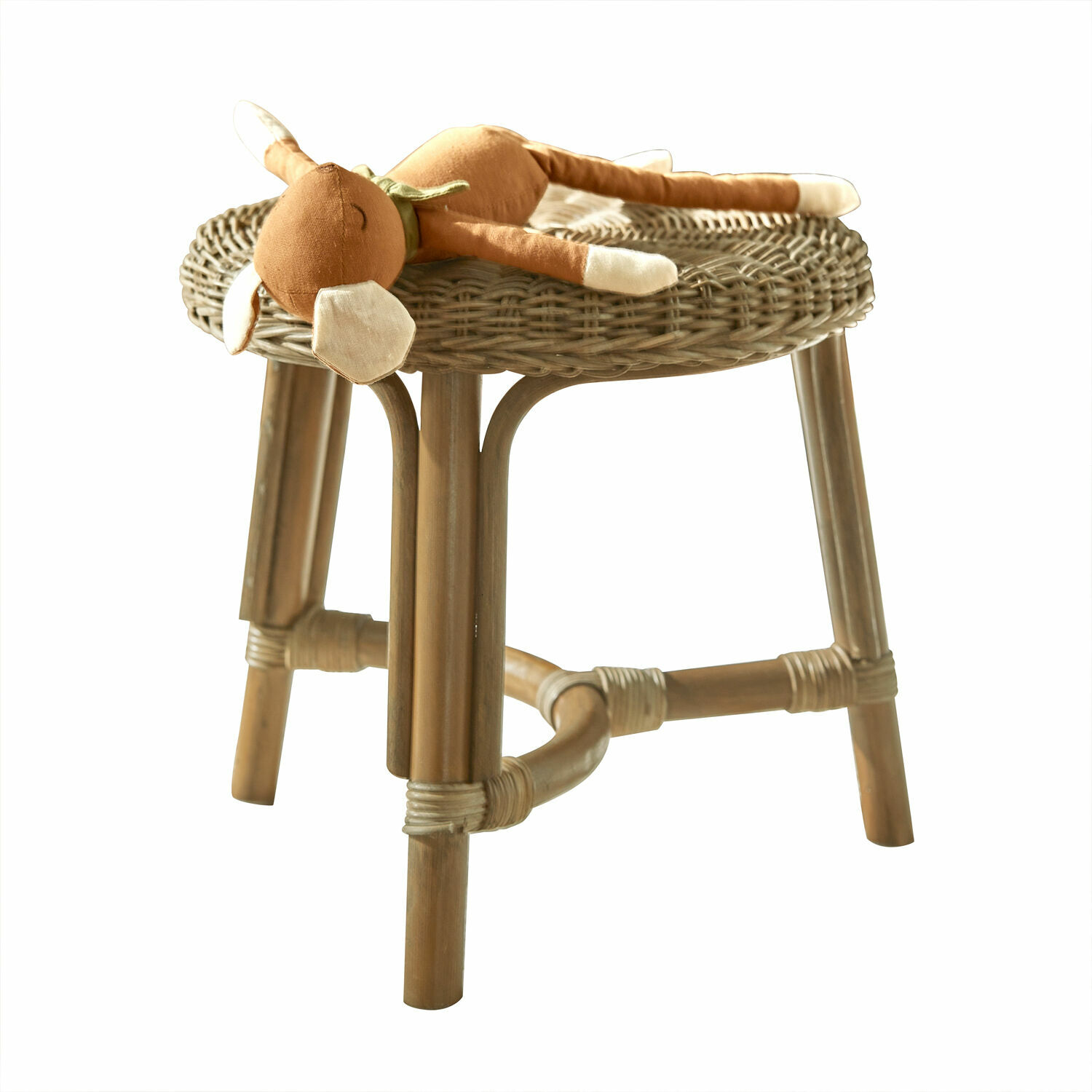 Tabouret Dunley Tabouret en rotin couleur naturelle avec une peluche cerf posée dessus