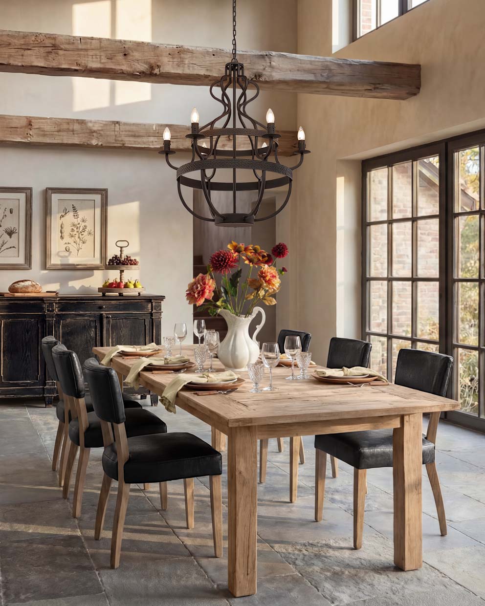 Eetkamer met massief houten tafel, zwarte leren stoelen en rustieke metalen kroonluchter
