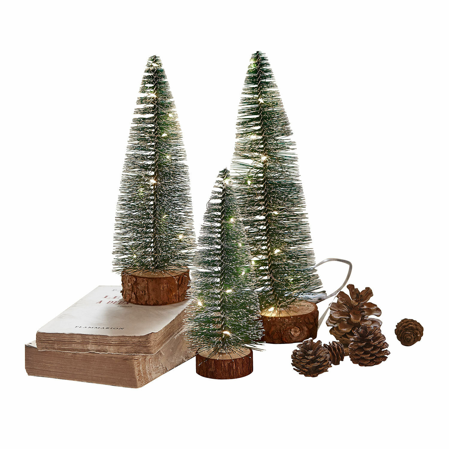 Ledsierboom set van 3 Thalindra Decoratieve groene LED-kerstboompjes op houten voet met dennenappels en boeken als decoratie