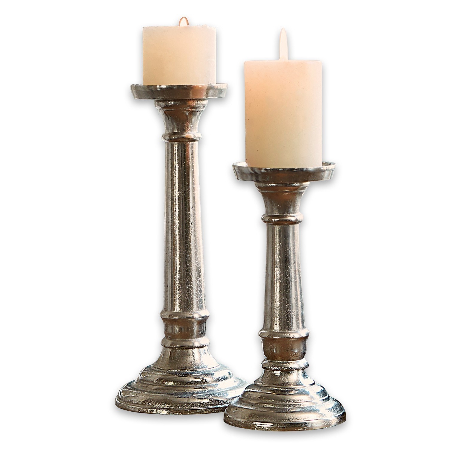 Kandelaar set van 2 Symone Set van twee zilverkleurige metalen kandelaars met witte kaarsen voor interieurdecoratie