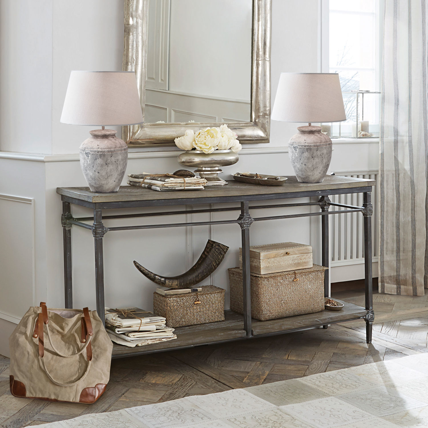 Sidetable Caspian Vintage sidetable met metalen frame en houten blad, beige lampen en decoraties in lichte kamer