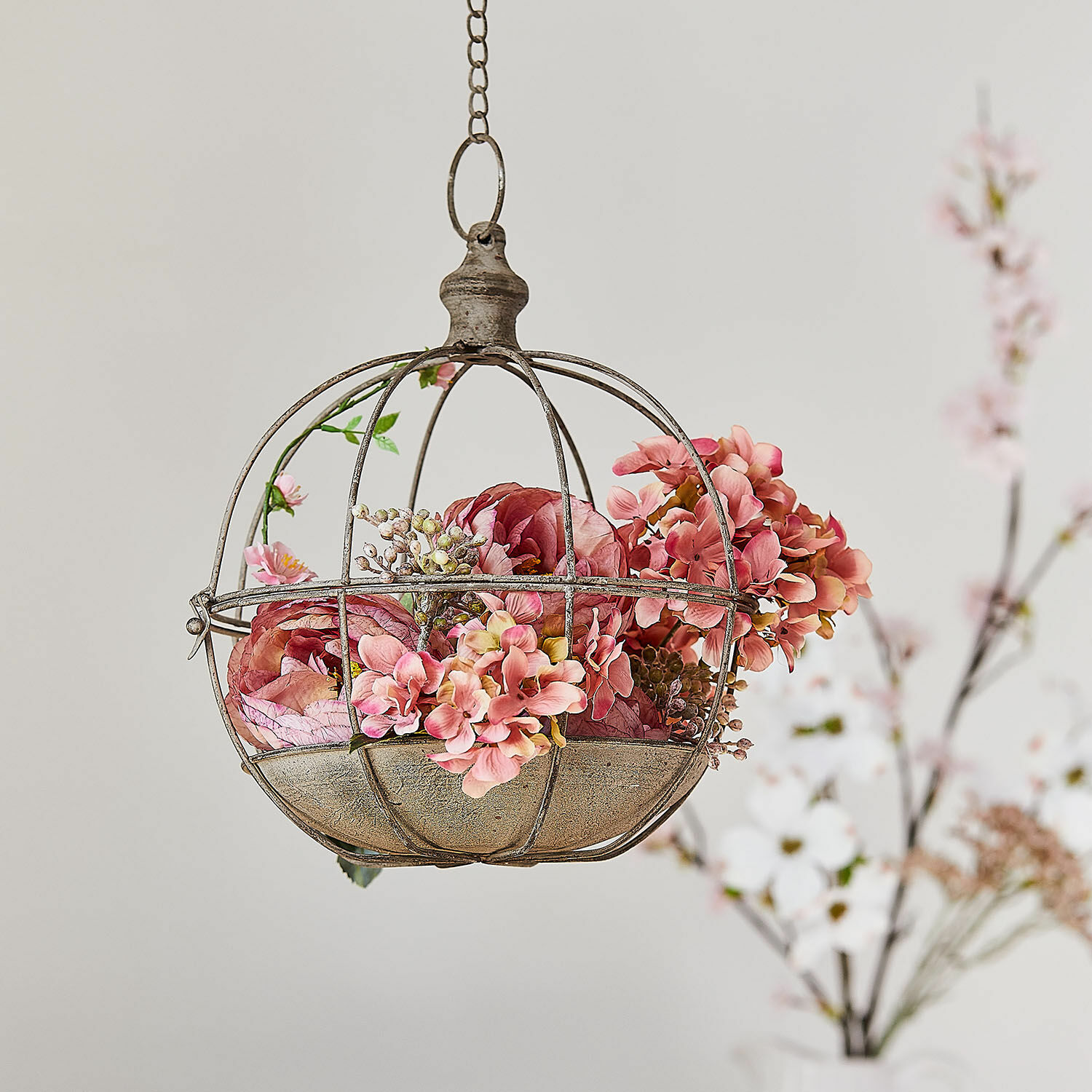 Cage à oiseau Valère Décoration suspendue en métal en forme de cage avec fleurs roses, ornement pour intérieur et jardin