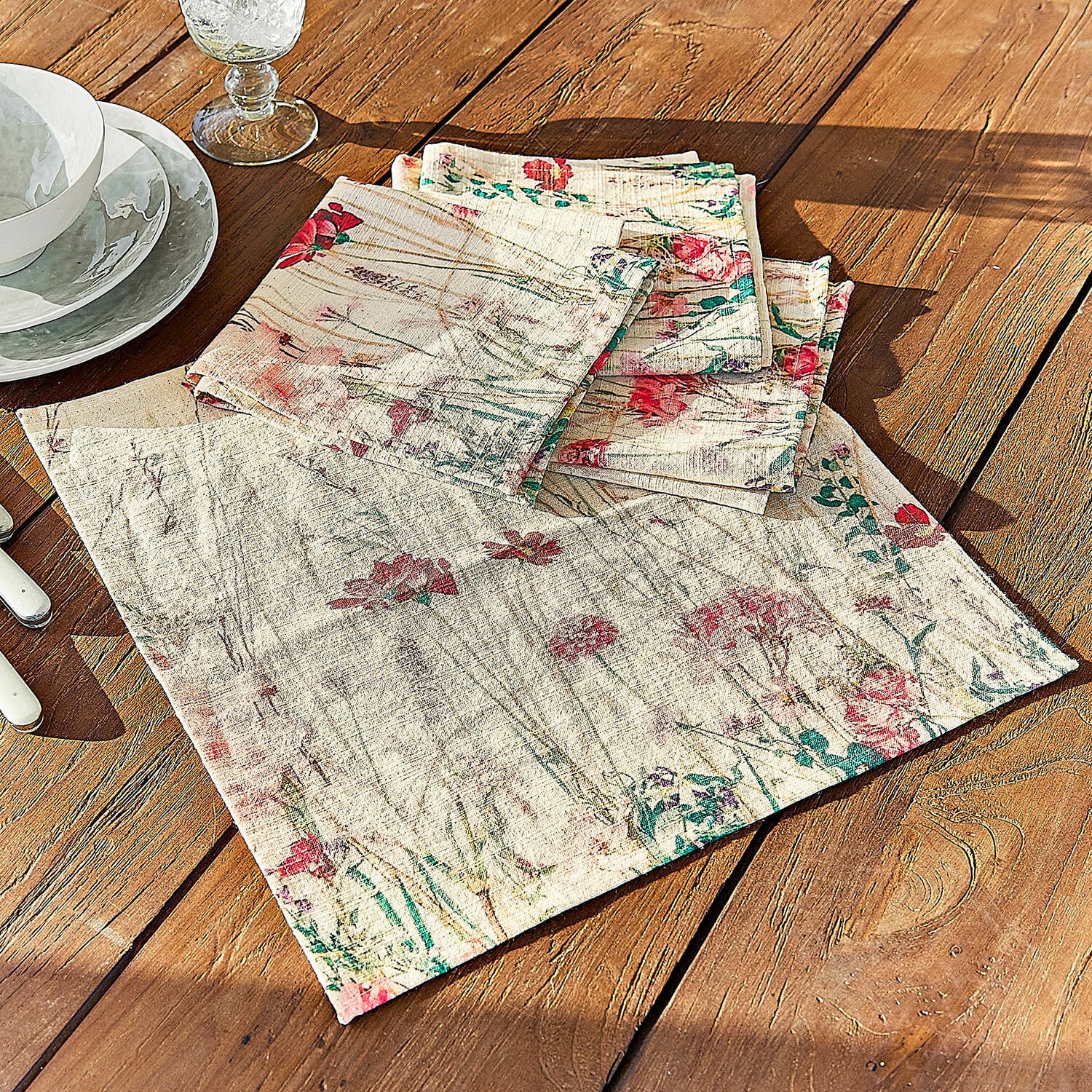 Servet set van 4 Briovene Linnen servetten in crème met bloemenprint op houten tafel voor tafeldecoratie