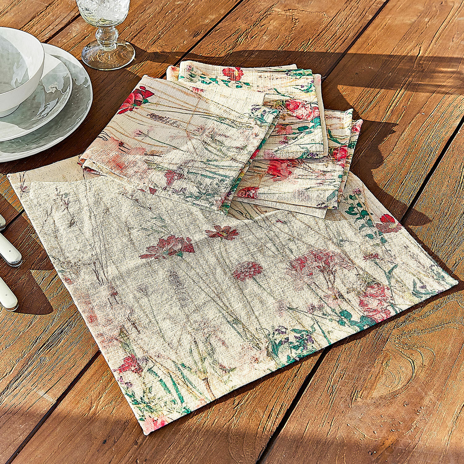 Servet set van 4 Briovene Linnen servetten in crème met bloemenprint op houten tafel voor tafeldecoratie
