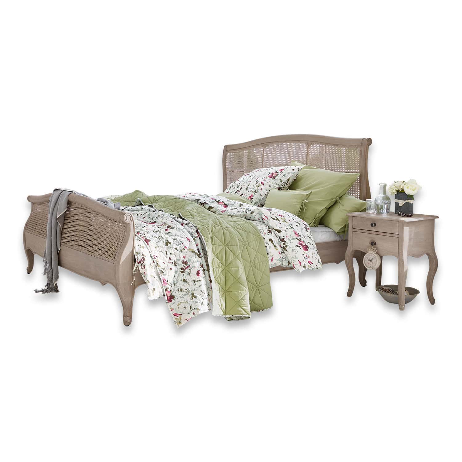 Lit Truso Lit en bois et rotin naturel avec literie verte et à fleurs dans un style vintage élégant