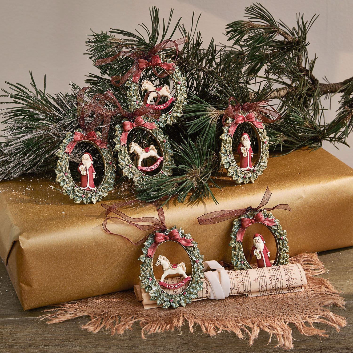 Hanger set van 6 Chaignes Set kerstversieringen met groene kransen, rode strik en figuren van de kerstman en hobbelpaard