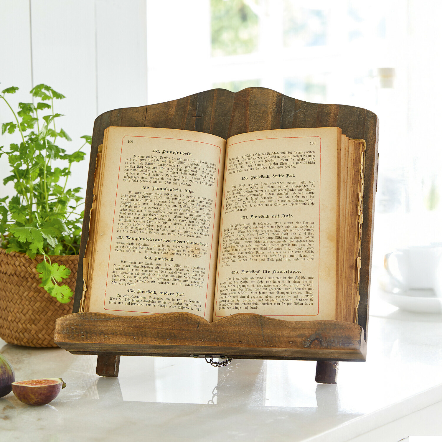Boekensteun Mags Rustieke houten kookboekhouder op marmeren blad met vijgen en groene plant