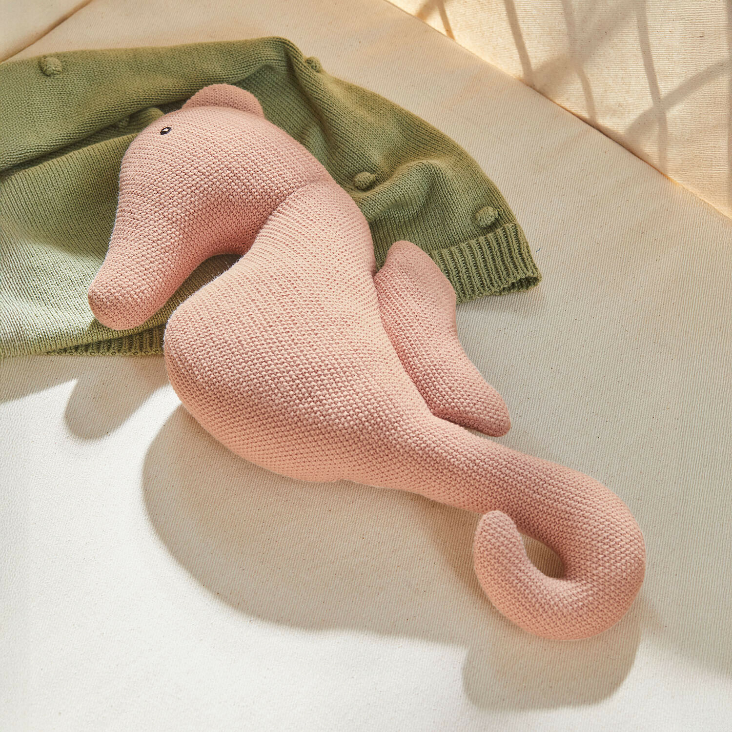 Peluche Bubbilo Peluche hippocampe rose tricotée sur fond clair avec un pull vert, jouet doux pour enfant