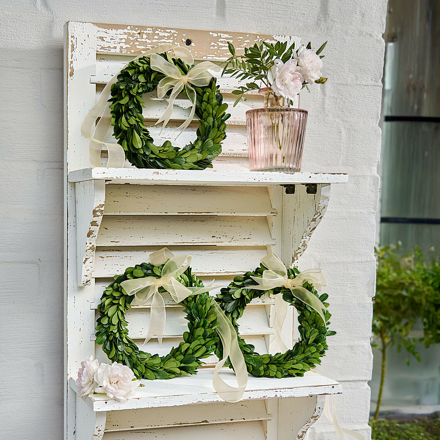 Krans set van 3 Islene Decoratieve groene kransen van bladeren met crèmekleurige strikken op witte vintage houten plank